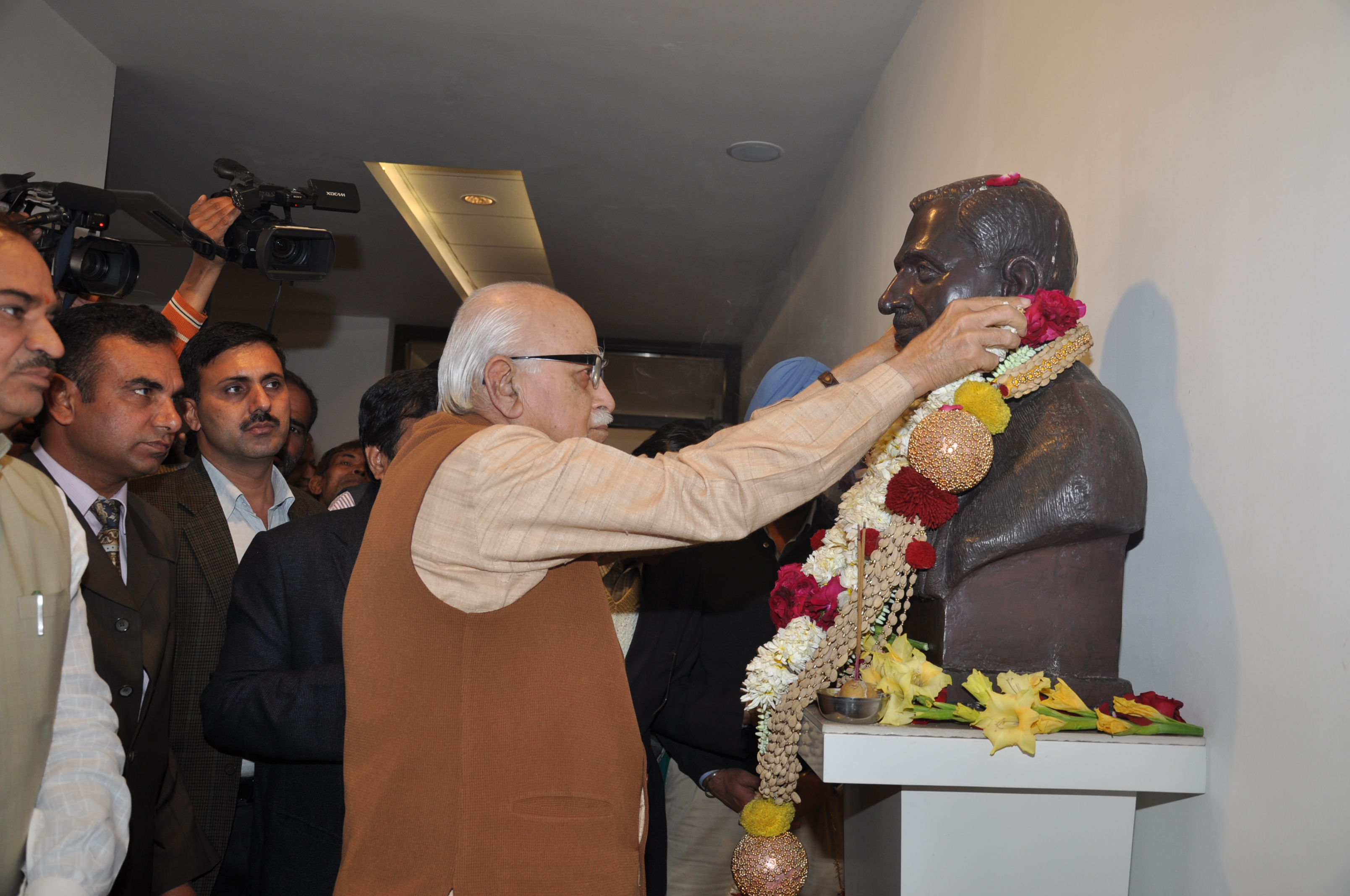 Shri L.K. Advani paying homage to Pt. Deendayal Upadhyaya at 11, Ashoka Road, New Delhi on February 11, 2013