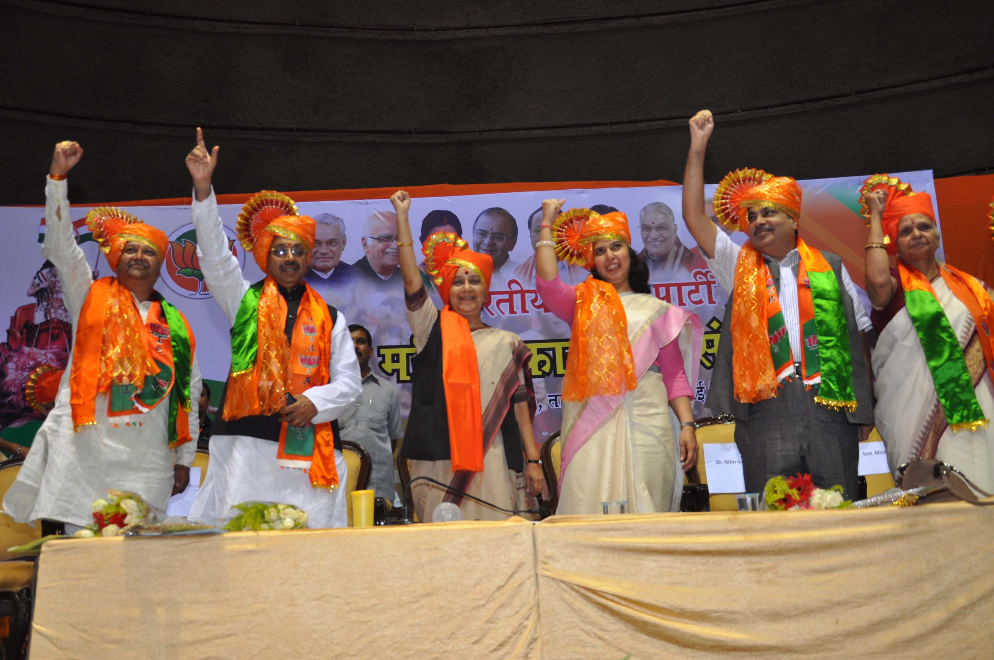 Smt. Sushma Swaraj, Shri Nitin Gadkari, Sushree Saroj Pandey during inauguration of Mahila Karyakarta Sangam at Talkatora Stadium on July 29, 2013