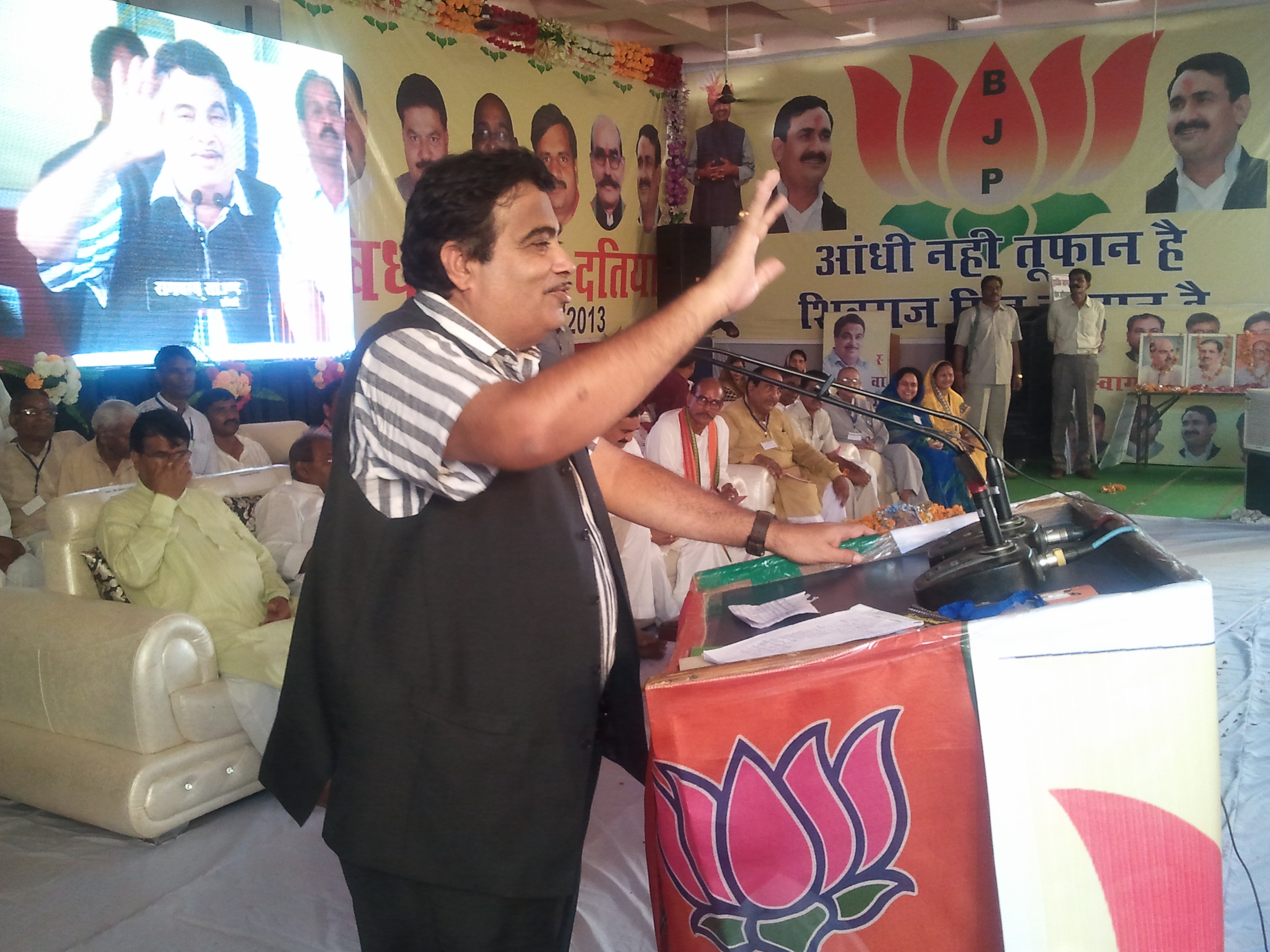 Former BJP President, Shri Nitin Gadkari addressing 'Abhyas Varg'  program at Sonagir District Datia, Madhya Pradesh on August 10, 2013