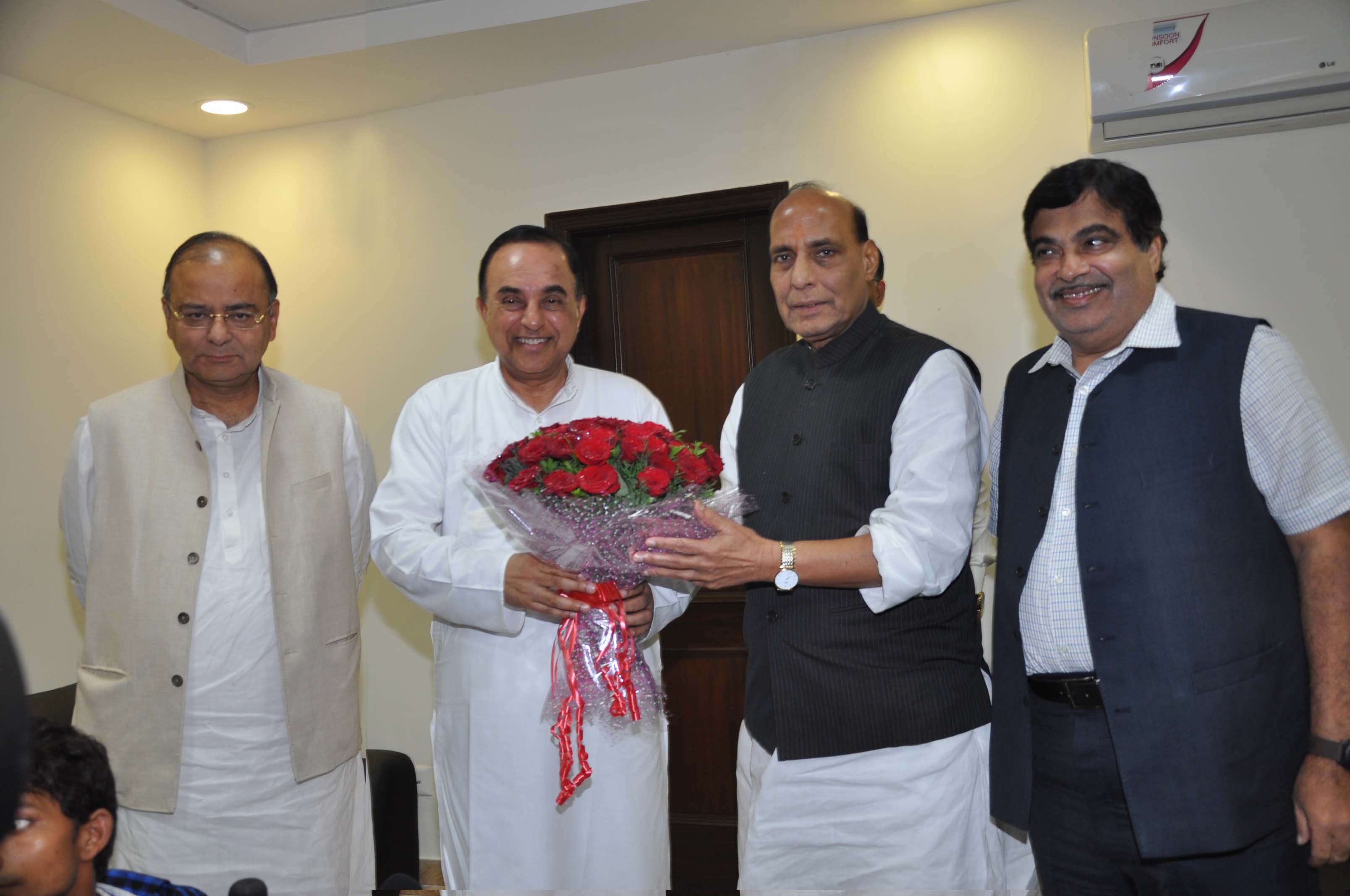 Subramanian Swamy joining BJP in the presence of Shri Rajnath Singh, Shri Nitin Gadkari and Shri Arun Jaitley at 38, Ashok Road, New Delhi on August 11, 2013