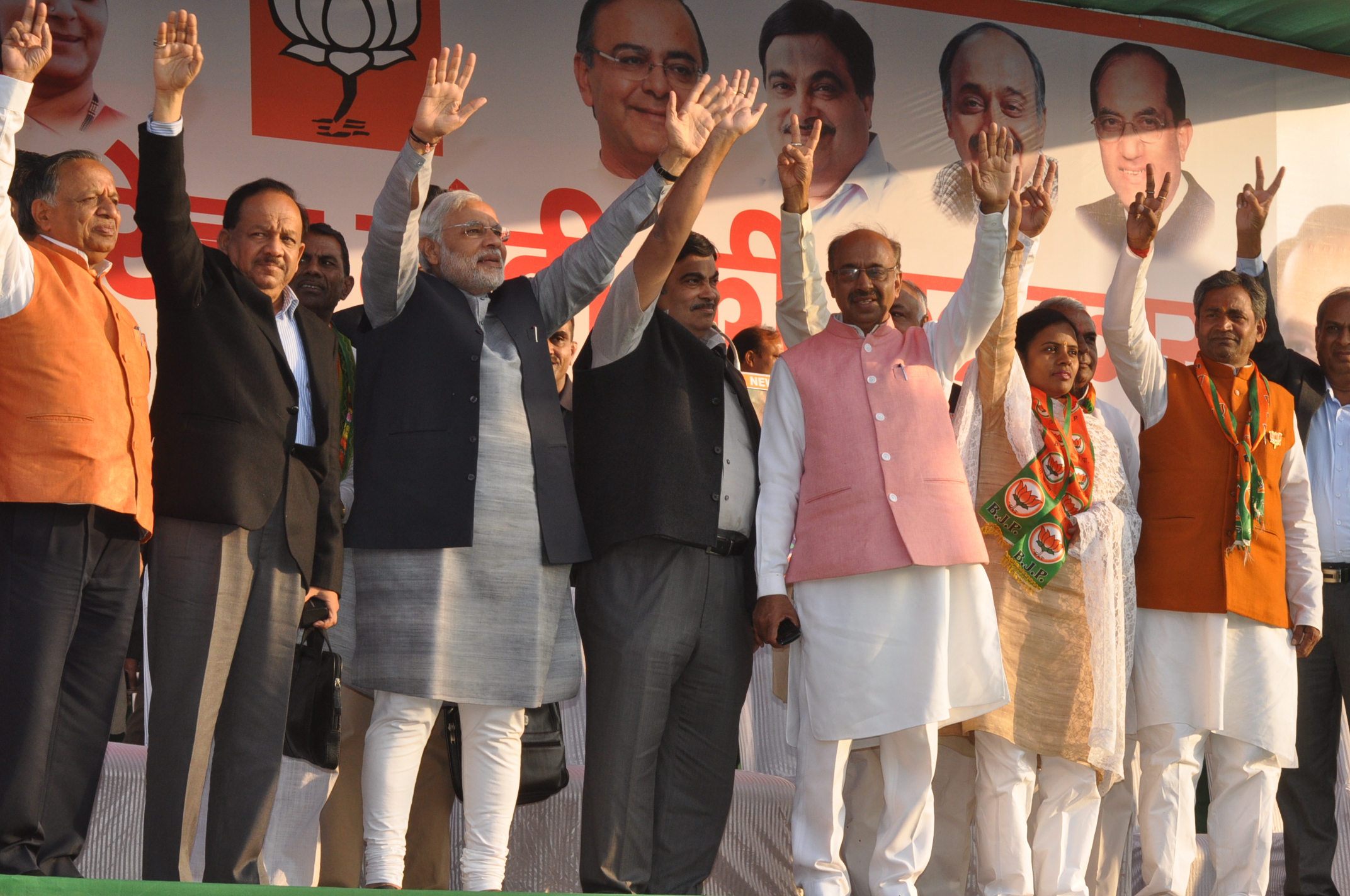 Shri Narendra Modi, Shri Nitin Gadkari, Dr. Harsh Vardhan, Shri Vijay Goel and other BJP Leaders during a public meeting at Jalebi Chowk, Sultanpuri Majra (Delhi) on November 30, 2013