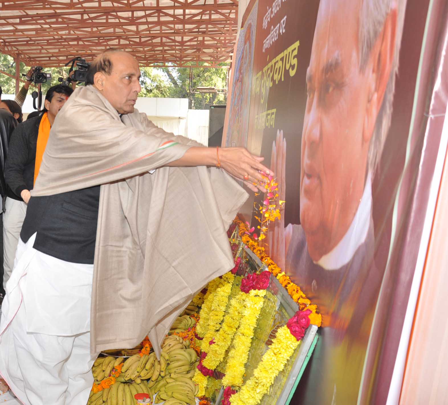 Shri Rajnath Singh, Shri J.P. Nadda, Syed Shahnawaz Hussain and Dr. Harsh Vardhan initiating 'Signature Campaign' for the good wishes to Shri Atal Bihari Vajpayeeji's Birth Day at 11, Ashoka Road on December 25, 2013