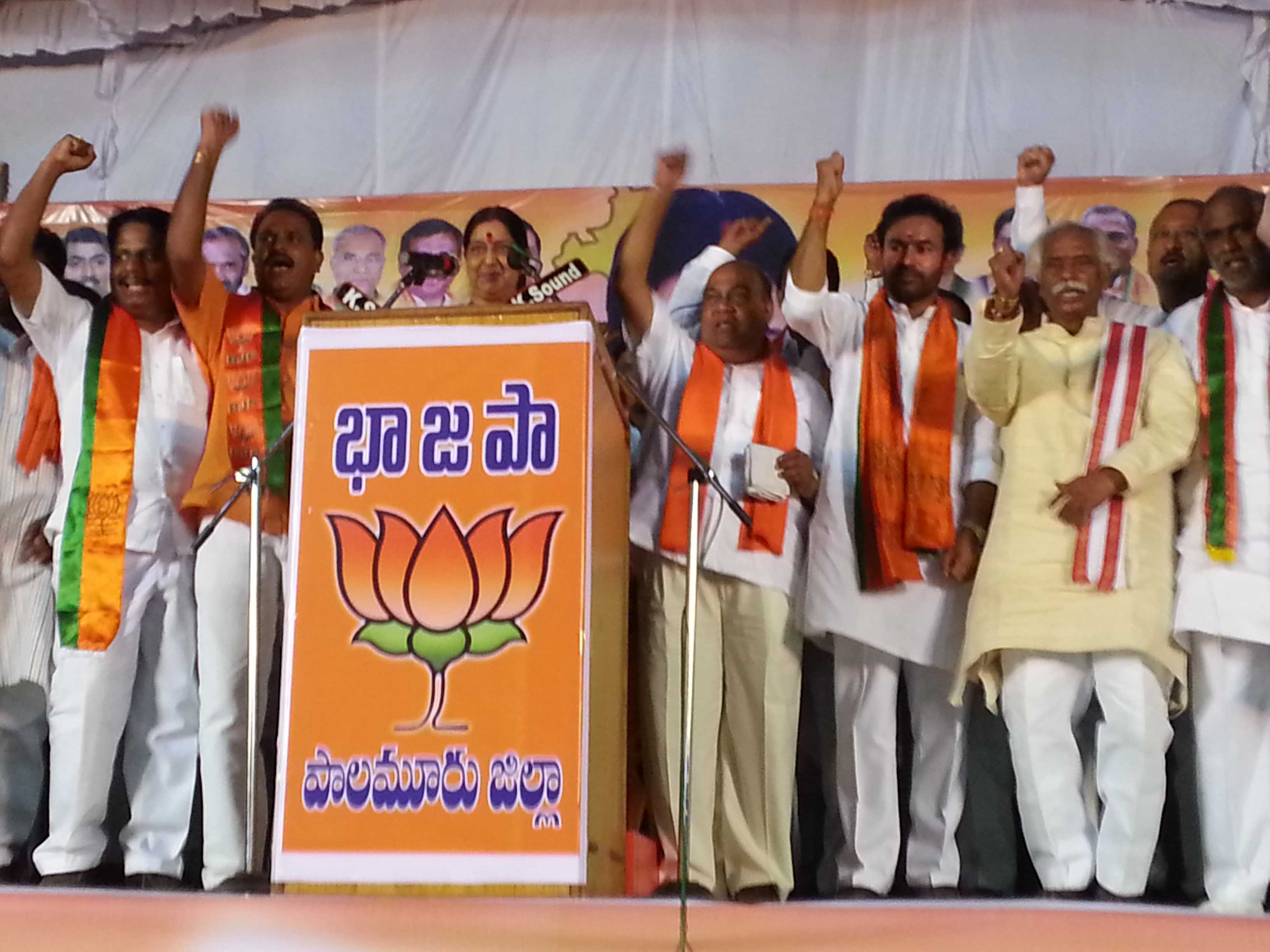 Smt. Sushma Swaraj, Leader of Opposition (Lok Sabha) addressing a public meeting at Mahaboobnagar (Andhra Pradesh) on September 28, 2013