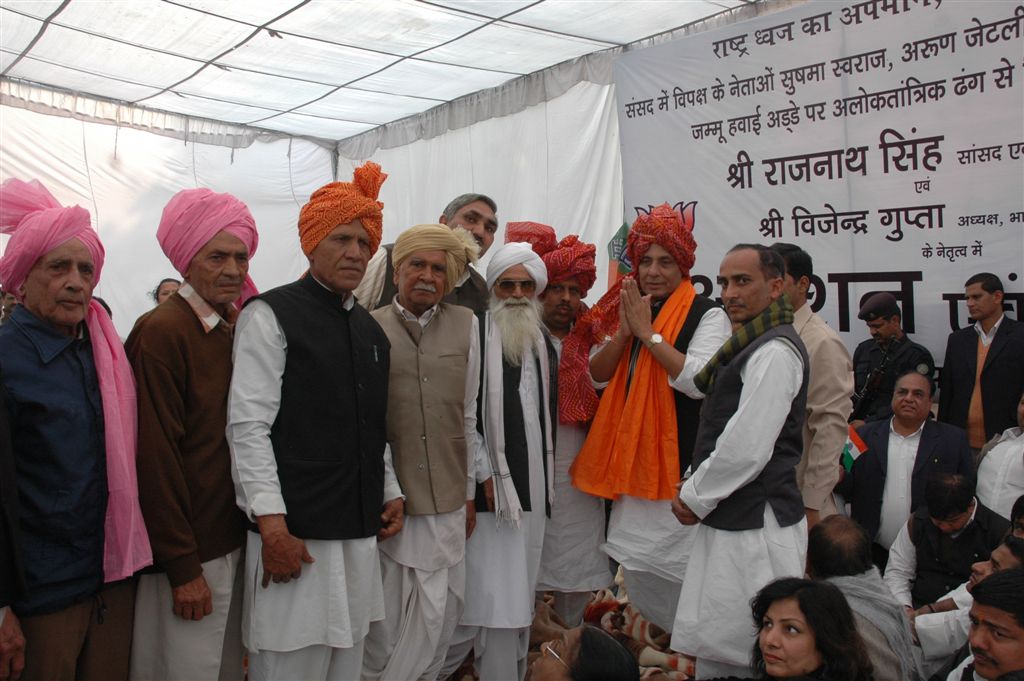 Sh Rajath Singh addressing a dharna at Rajghat protesting the Govt decision to prevent hoisting of National Flag on January 25, 2011