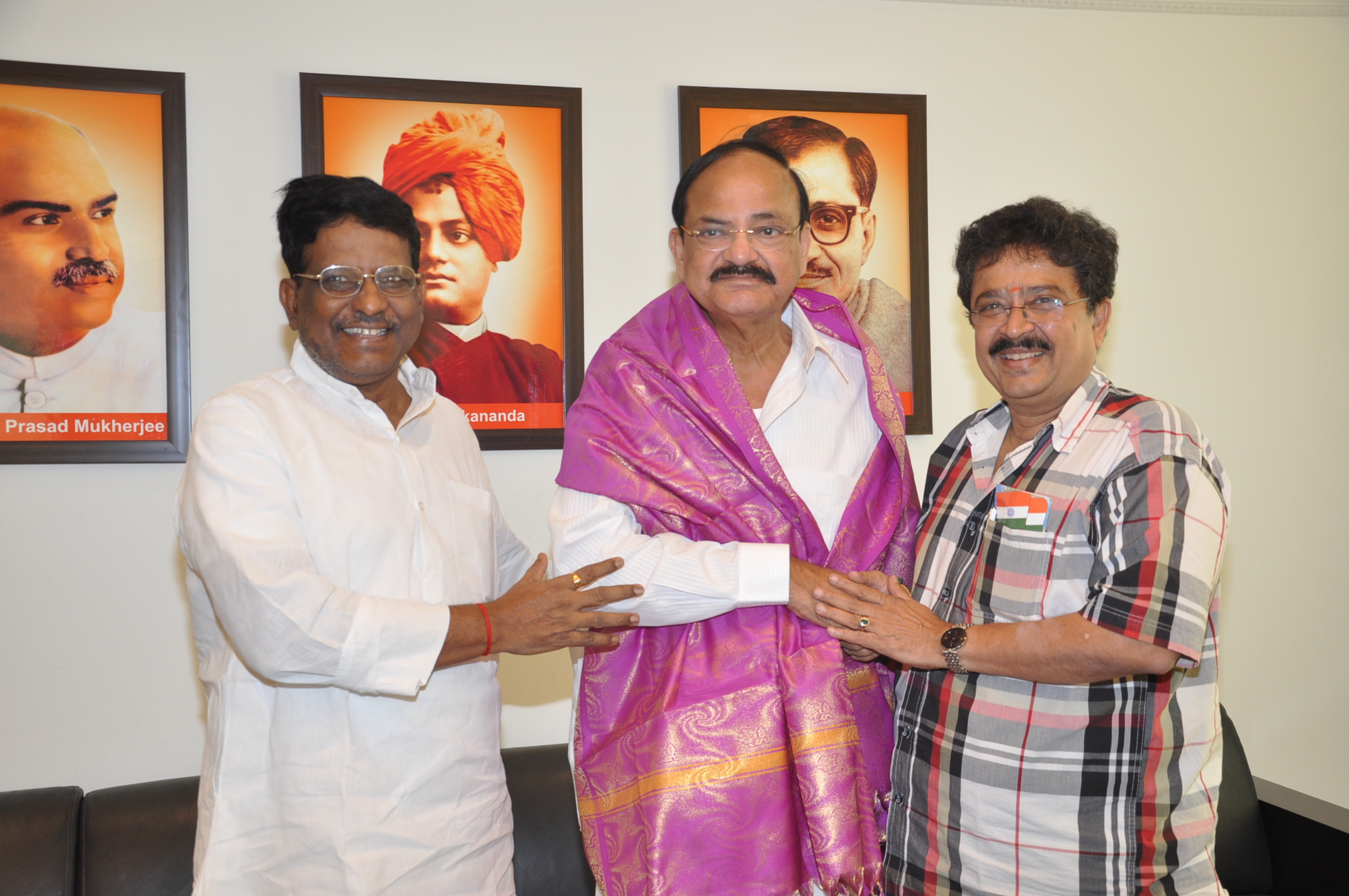 Shri S. Ve. Shekher joining BJP in the presence of Sh M. Venkaiah Naidu and Shri Ramlalji at 11, Ashoka Road on October 28, 2013