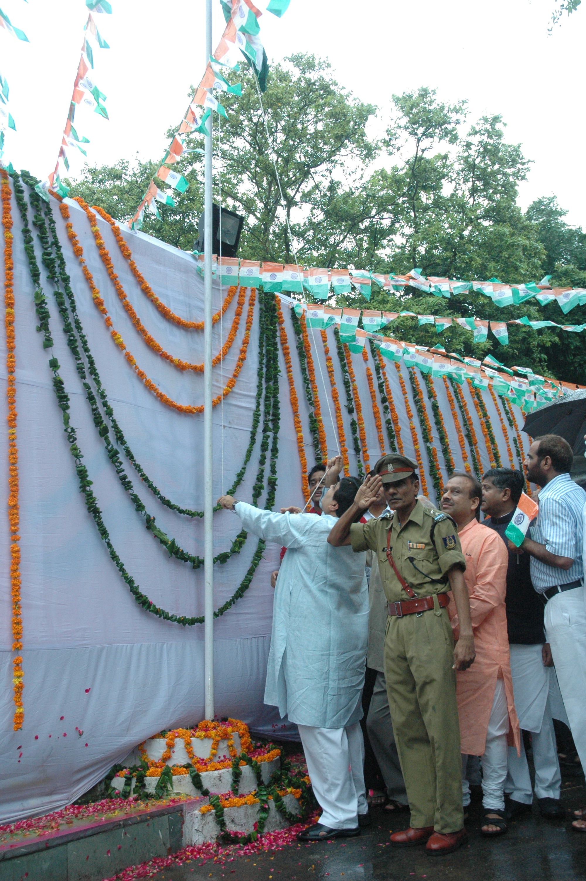 BJP National President, Shri Nitin Gadkari hoisting the National Flag on the occasion of 15th August Independence Day at 11, Ashoka Road, New Delhi - 110001 on August 15, 2011