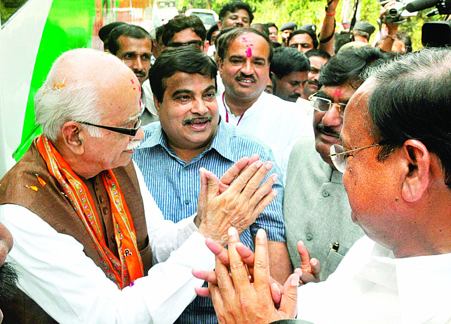 Shri Nitin Gadkari and Shri Gopinath Munde greeted Shri L.K. Advani entering at Maharashtra border during Jan Chetana Yatra on October 17, 2011