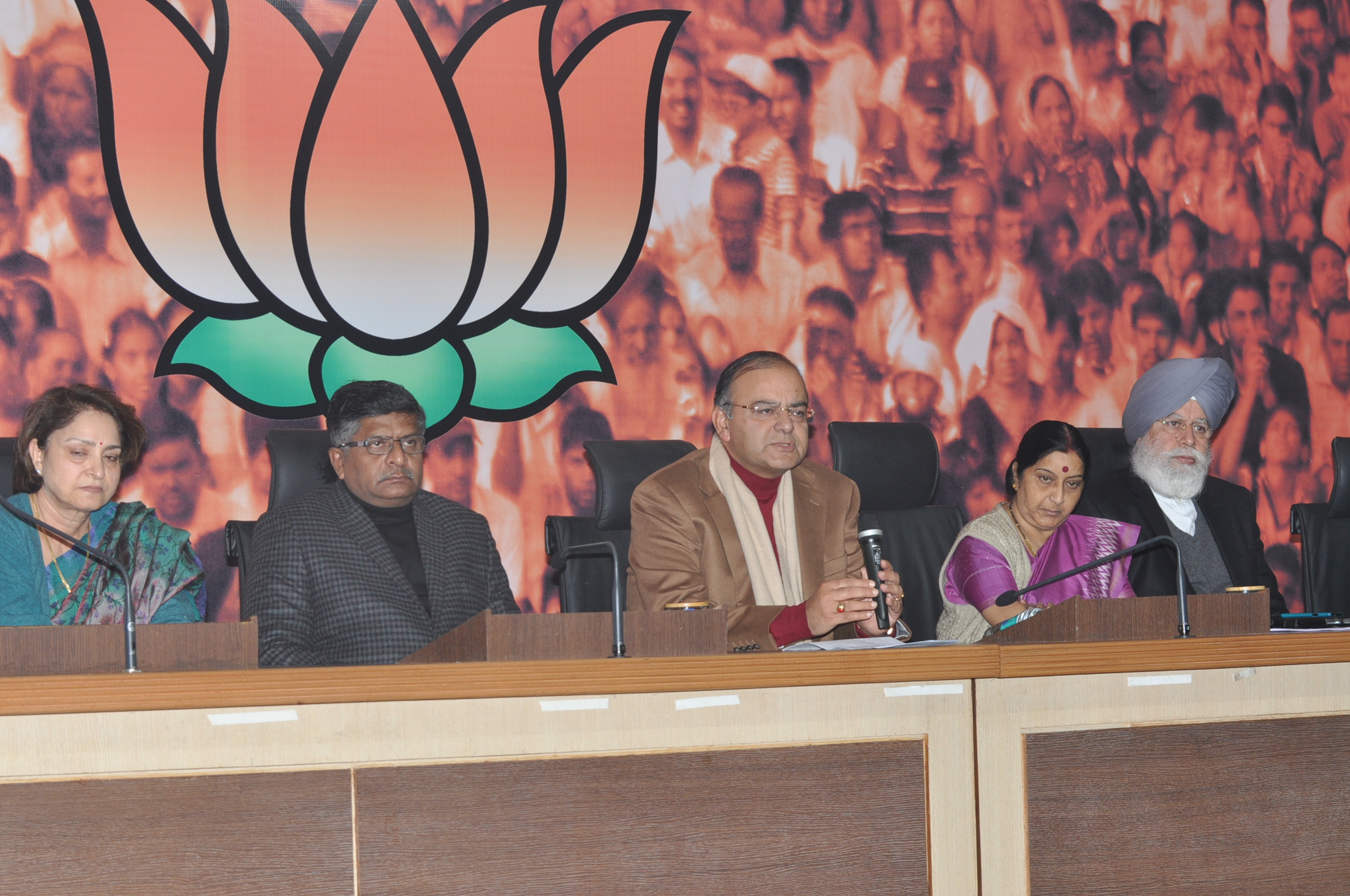 Smt. Sushma Swaraj and Shri Arun Jaitley addressing the press conference at 11, Ashoka Road, New Delhi - 110001 on December 30, 2011