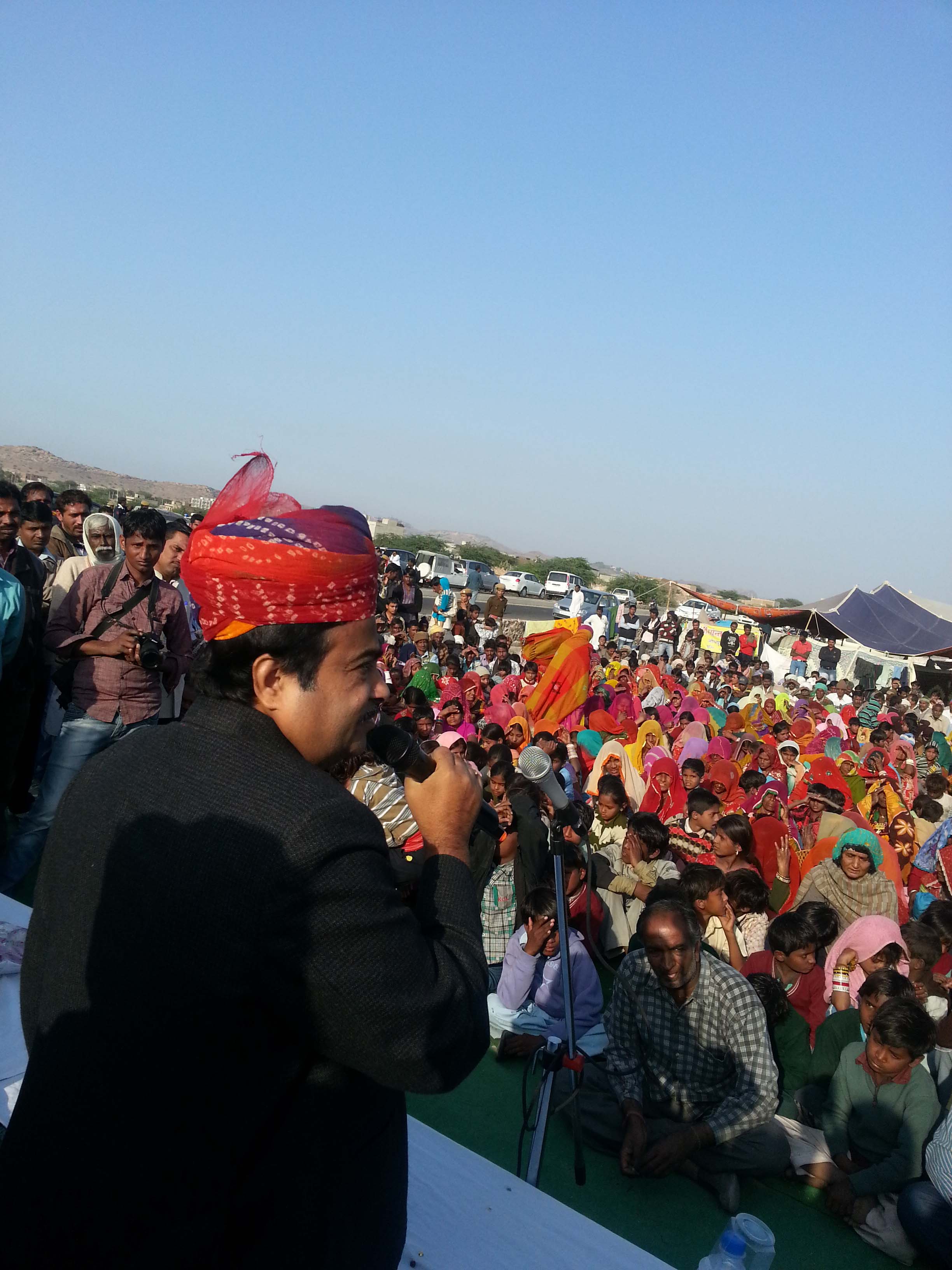 BJP President, Shri Nitin Gadkari addressing Pakistani Hindu Migrant camp at Zanwar Road, Jodhpur on 30 December 2012