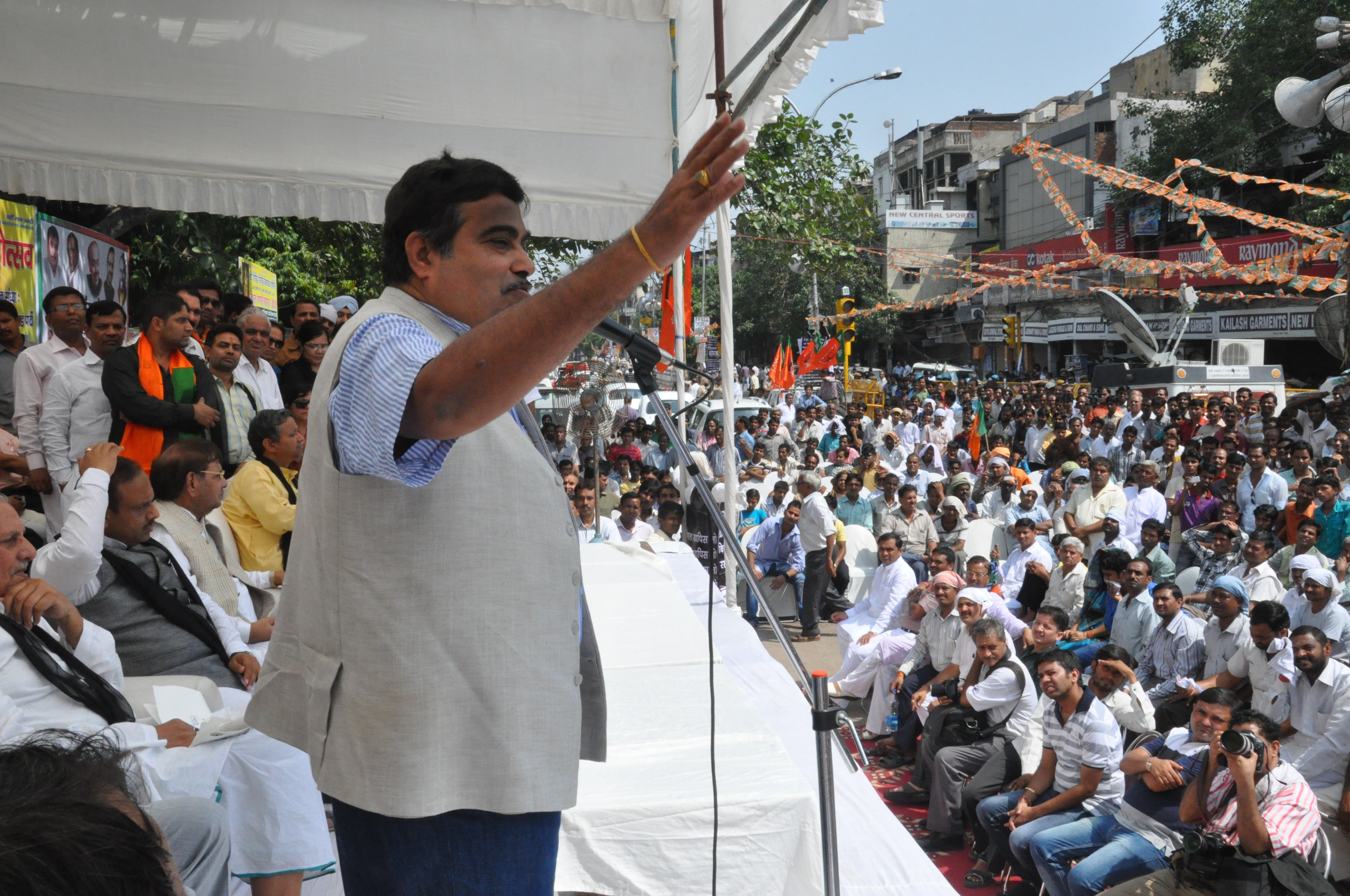 BJP President, Shri Nitin Gadkari and other senior leaders addressing during "Bharat Bandh" at Chandni Chowk, New Delhi on September 20, 2012