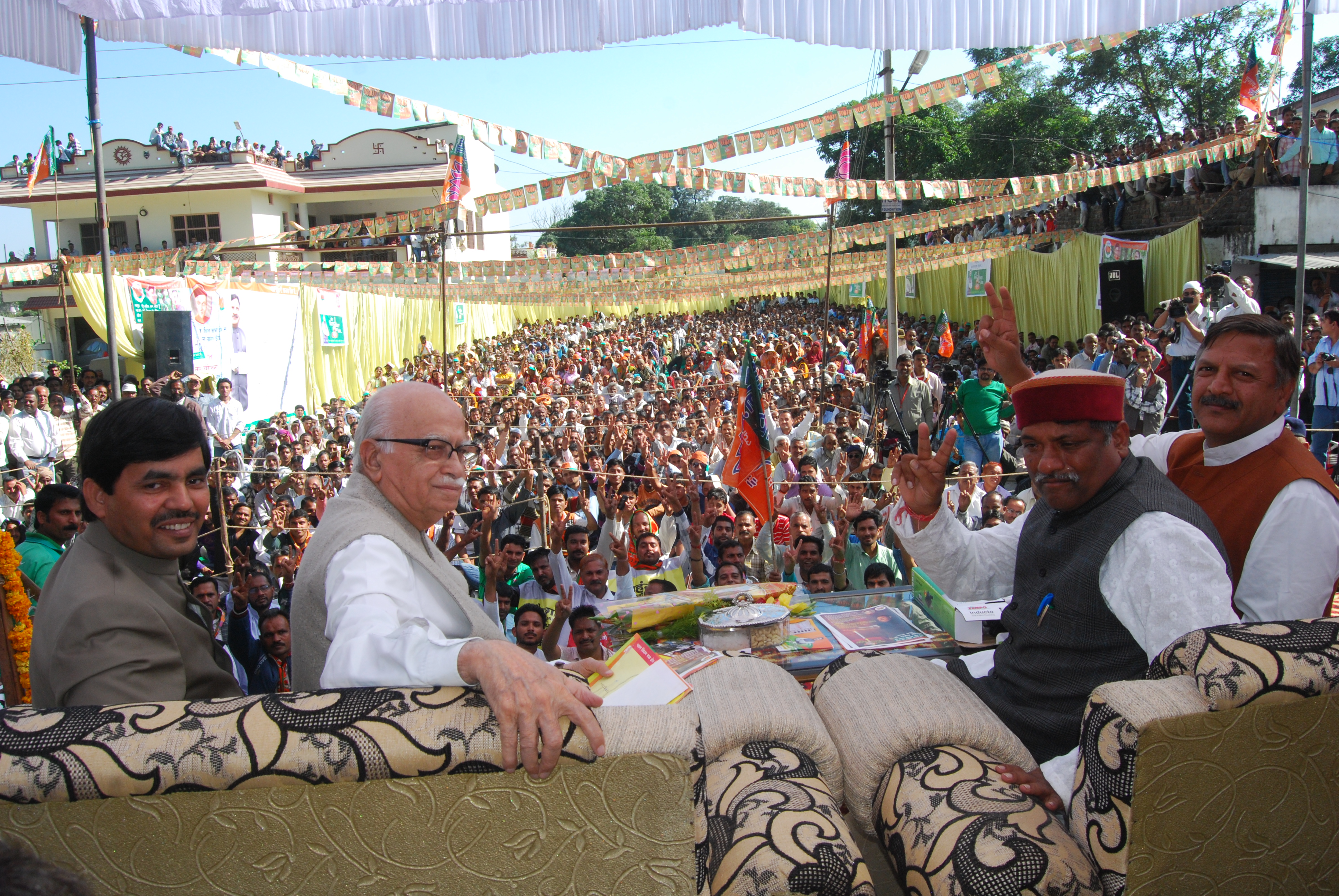 Shri L.K. Advaniji and Syed Shahnawaz Hussain at public meeting at Majra, Nahan constituency (Himachal Pradesh) on November 01, 2012