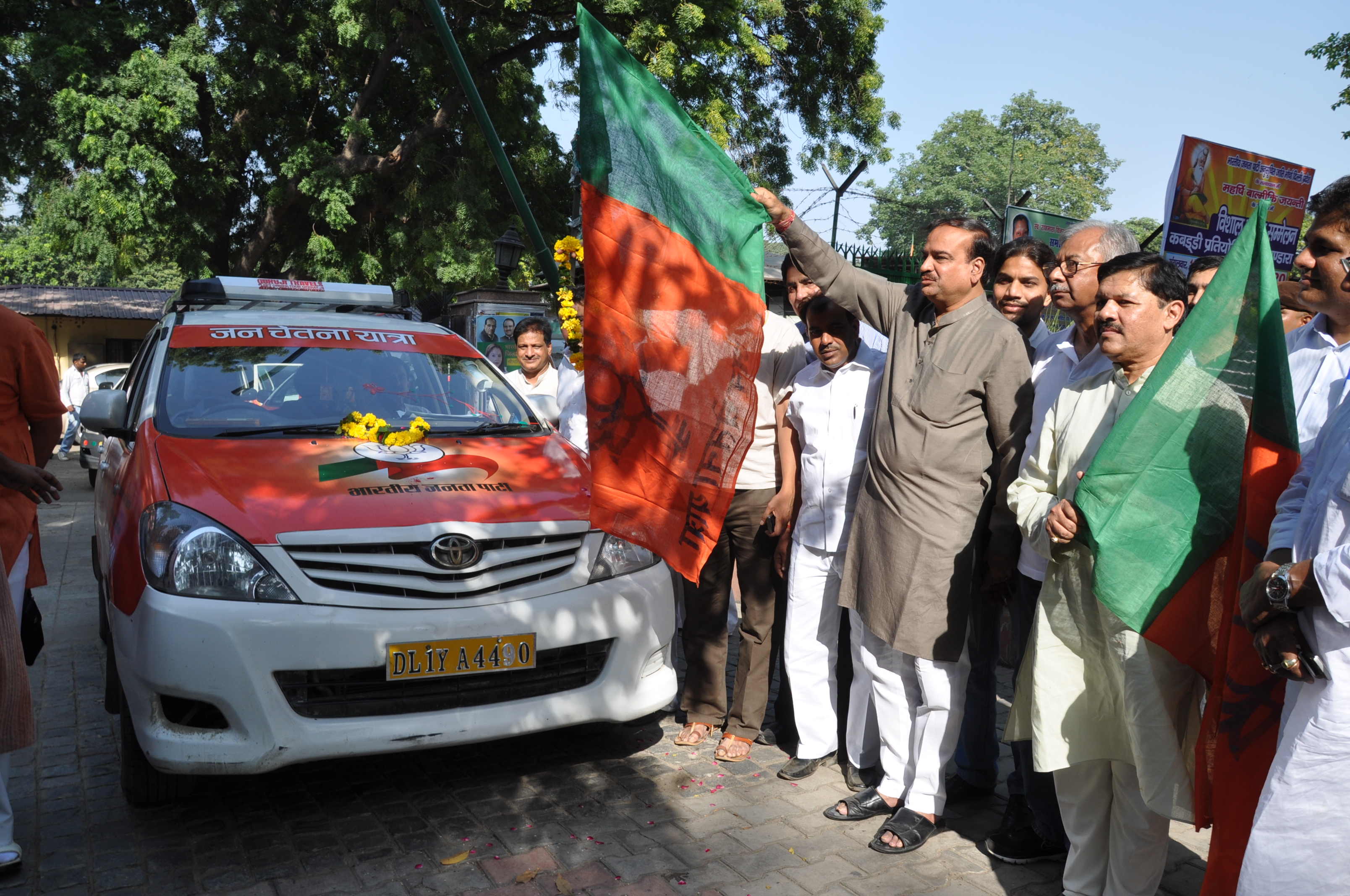 Shri Ananth Kumar MP, BJP National Secretary and Shri Shyam Jaju, BJP National Secretary flags off JAN CHETANA YATRA at 11, Ashoka Road, on October 09, 2011