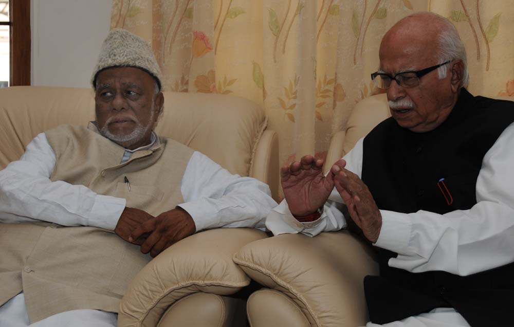 Shri L.K.Advani along with Anant Kumar consolse Congress Leader C.K. Jaffer Sharief whoseson died on Monday, at his residence on april 21, 2009