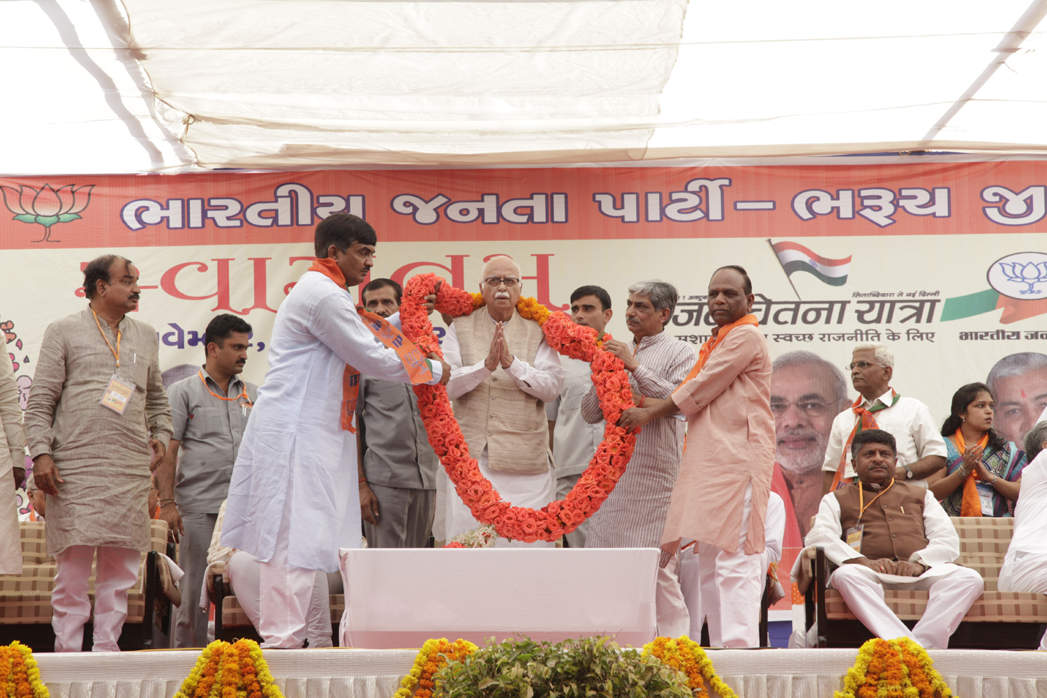 Shri L.K. Advani during Jan Chetna Yatra at Bharuch (Gujarat) on November 07, 2011