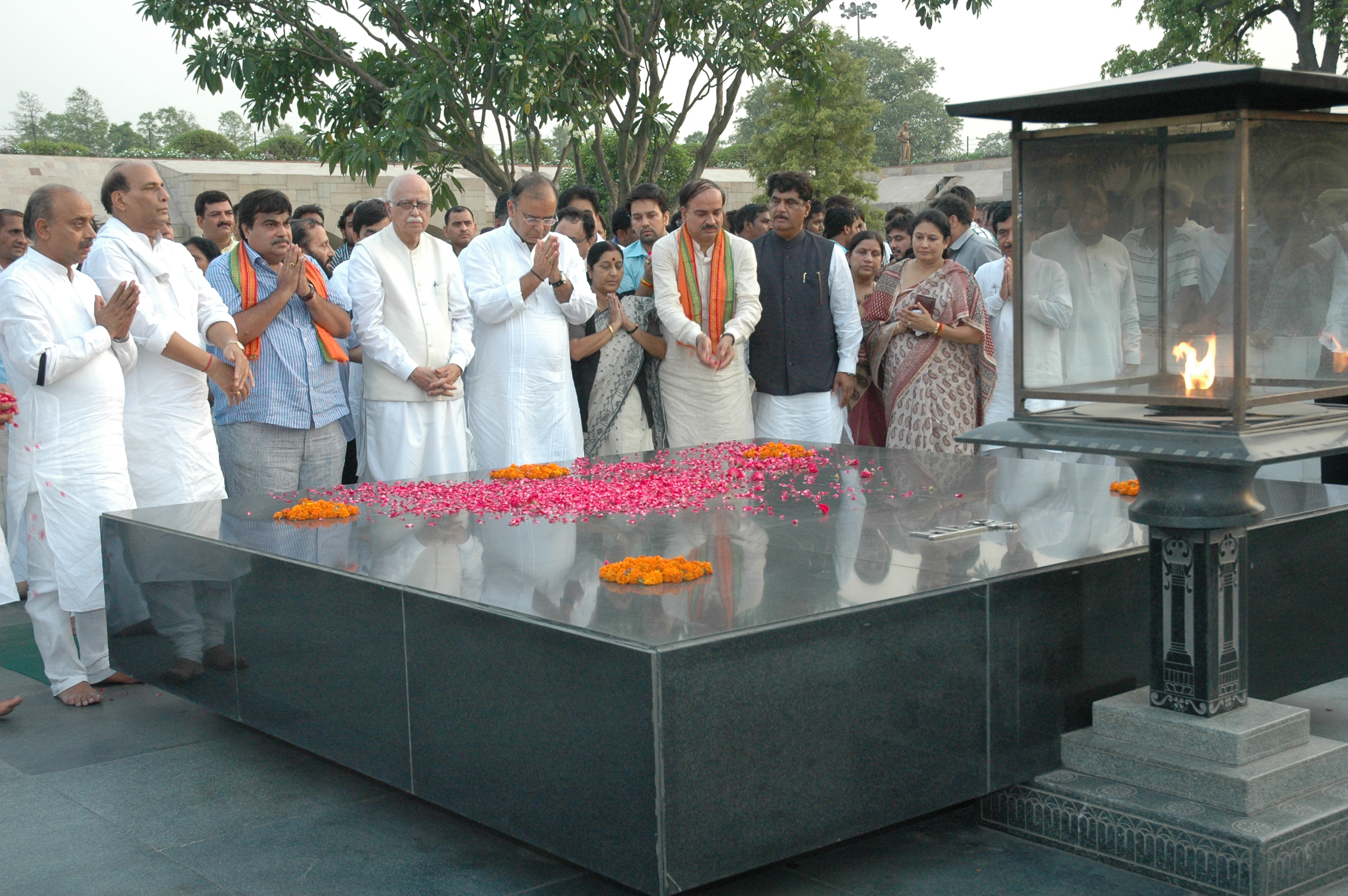 Shri L.K. Advani, Shri Nitin Gadkari, Smt. Sushma Swaraj, Shri Arun Jaitley and other BJP senior leaders paying homage at Samadhi of Mahatama Gandhi at Rajghat on June 06, 2011