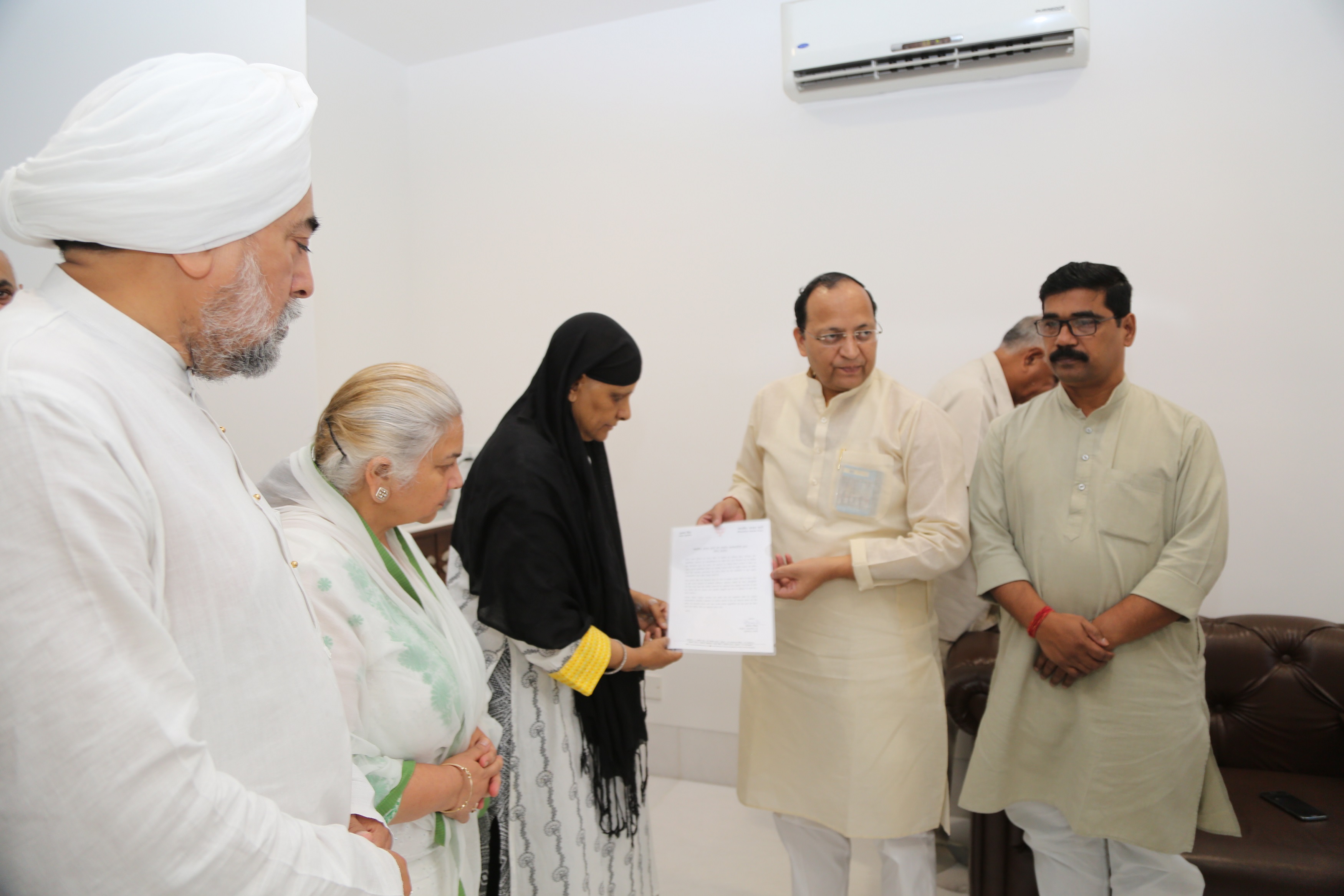 BJP National General Secretary Shri Arun Singh giving condolence Resolution passed by BJP National Executive to Pujyaniye Mata Satguru Savinder hardevji of Sant Nirankari Mission on June 24, 2016