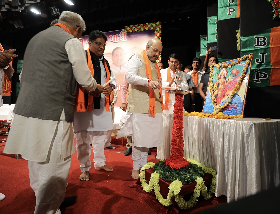 BJP National President Shri Amit Shah addressing a meeting of Shakti Kendra In-charges of Navsari, Valsad and Daang districts in Navsari, Gujarat.