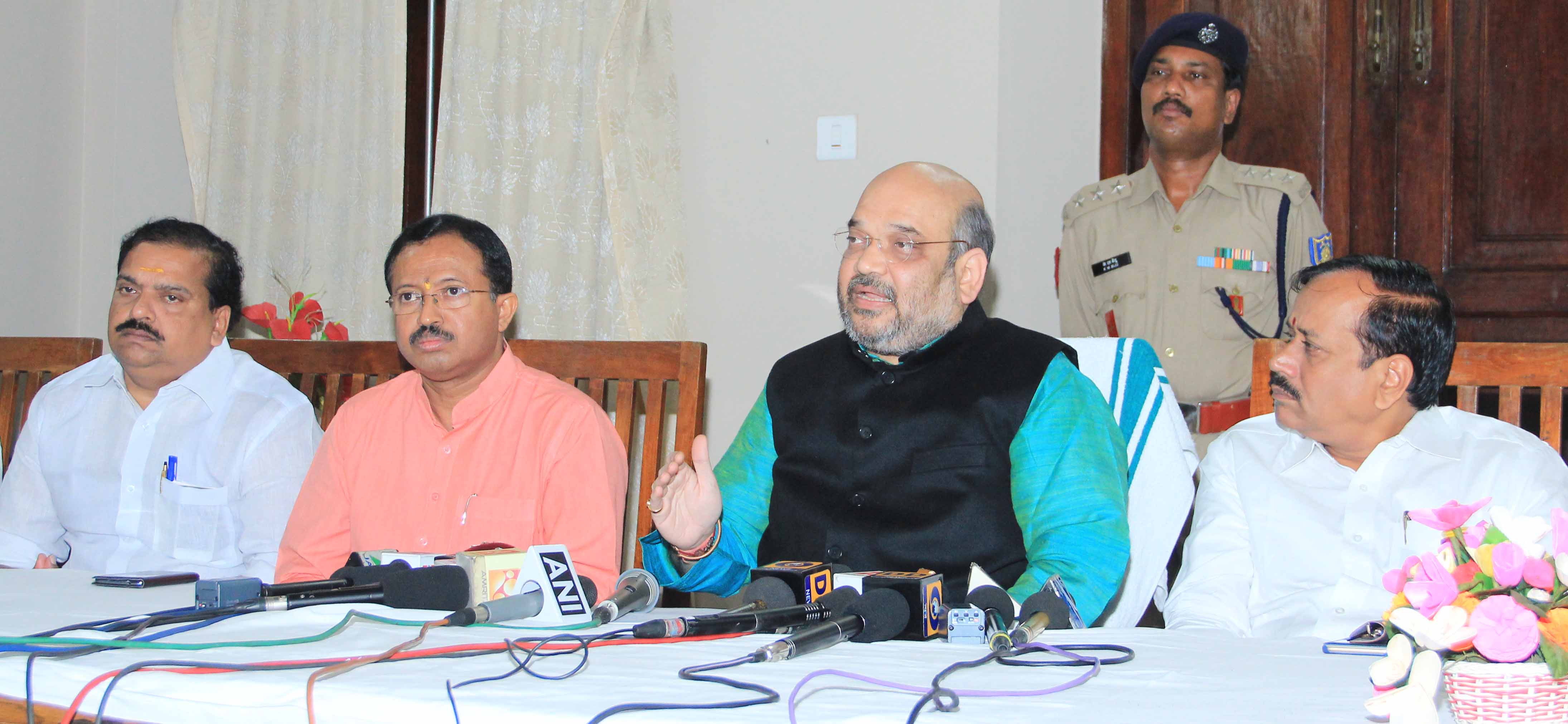 BJP National President, Shri Amit Shah addressing a press conference at Guest House, Alwaye, Ernakulam (Kerala) on December 20, 2014