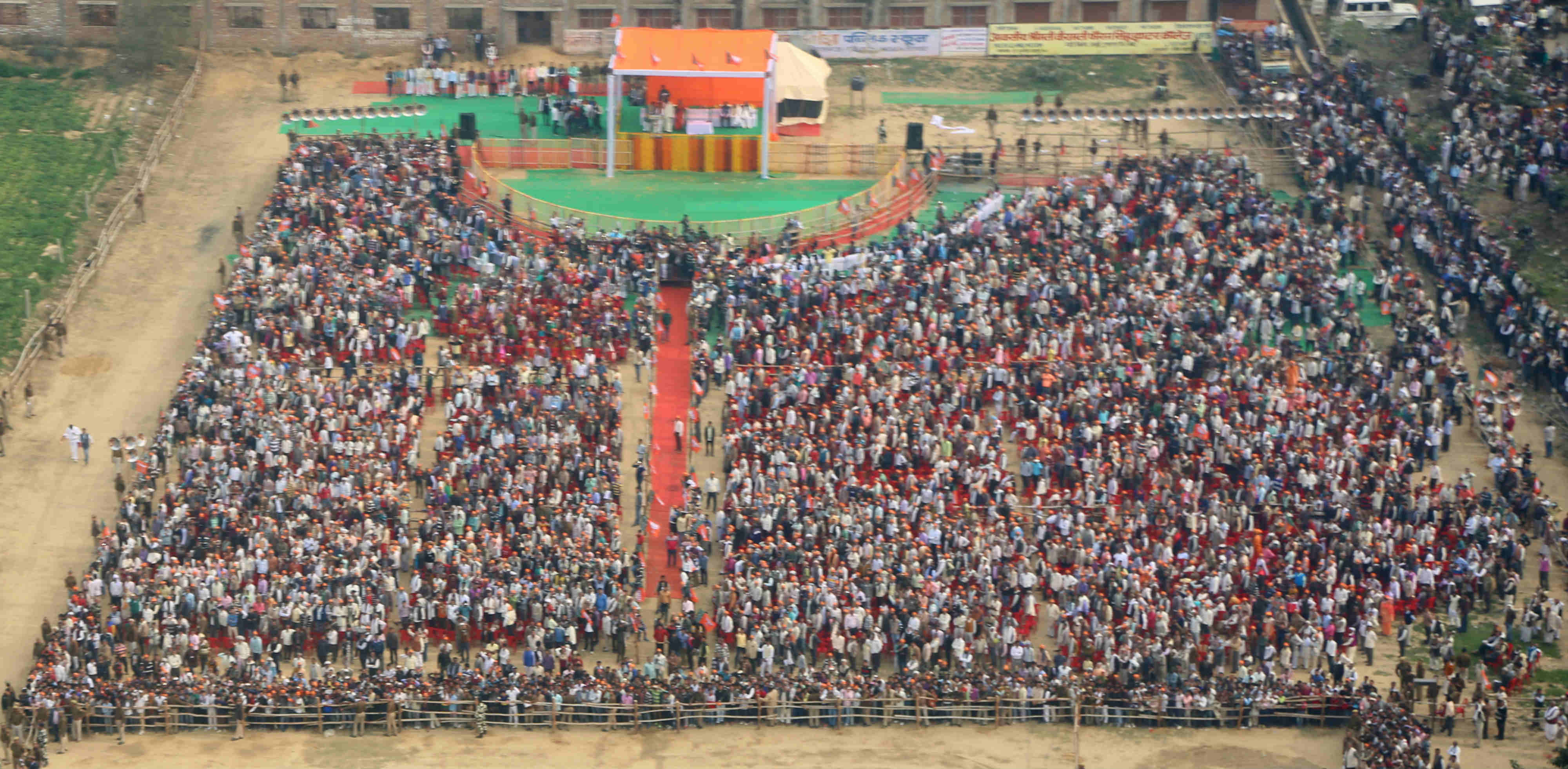 BJP National President, Shri Amit Shah addressing a public meeting at Girdhari Inter College Khel Maidan, Sirasaganj, Firozabad (Uttar Pradesh) on February 04, 2017