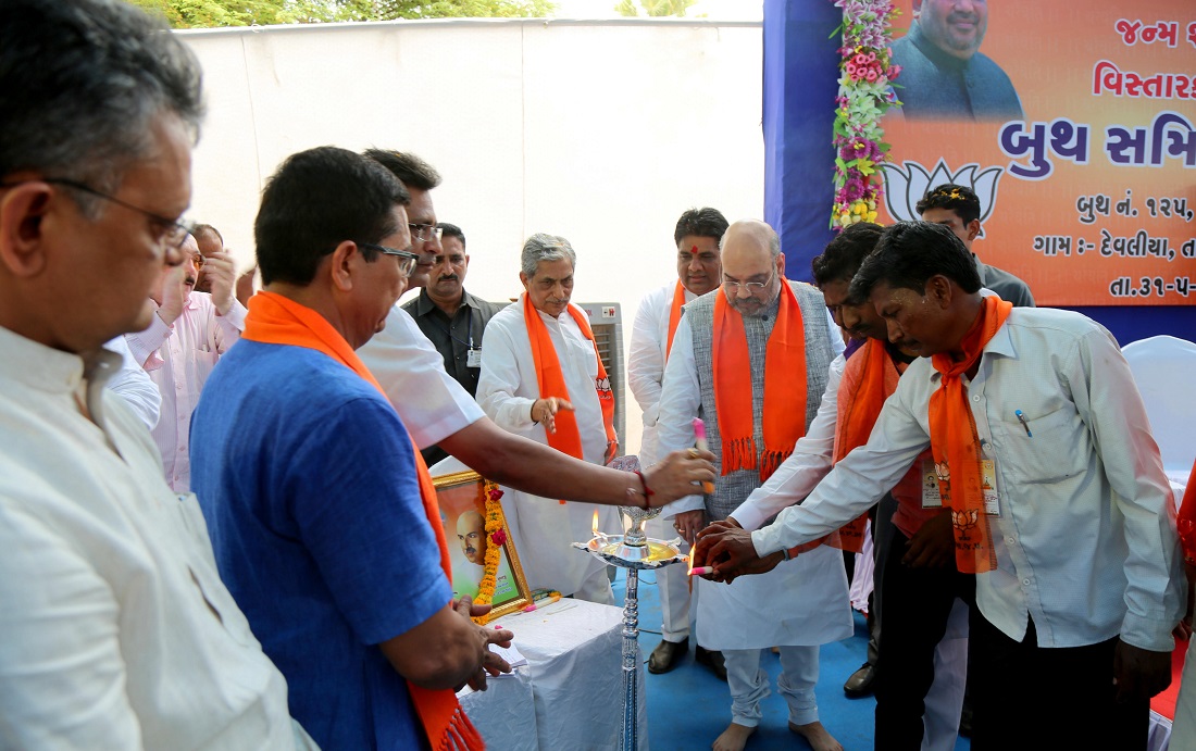 BJP National President, Shri Amit Shah addressing Booth Committee Meeting Near Primary School, Devliya Village, Chhota Udaipur Gujarat on 31 May 2017