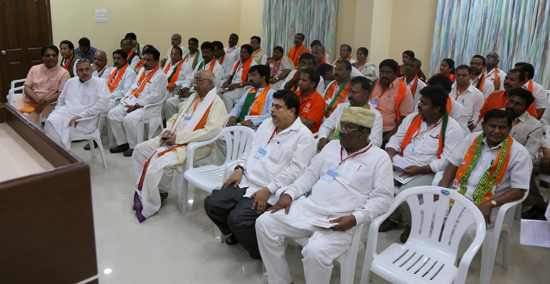 BJP National President, Shri Amit Shah addressing meeting of State Office Bearers & District Presidents at District BJP Office, Nalgonda Telangana on 22 May 2017