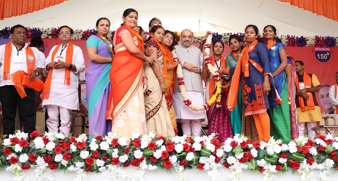 BJP National President, Shri Amit Shah addressing public meeting in Vyara, Tapi District (Gujarat)