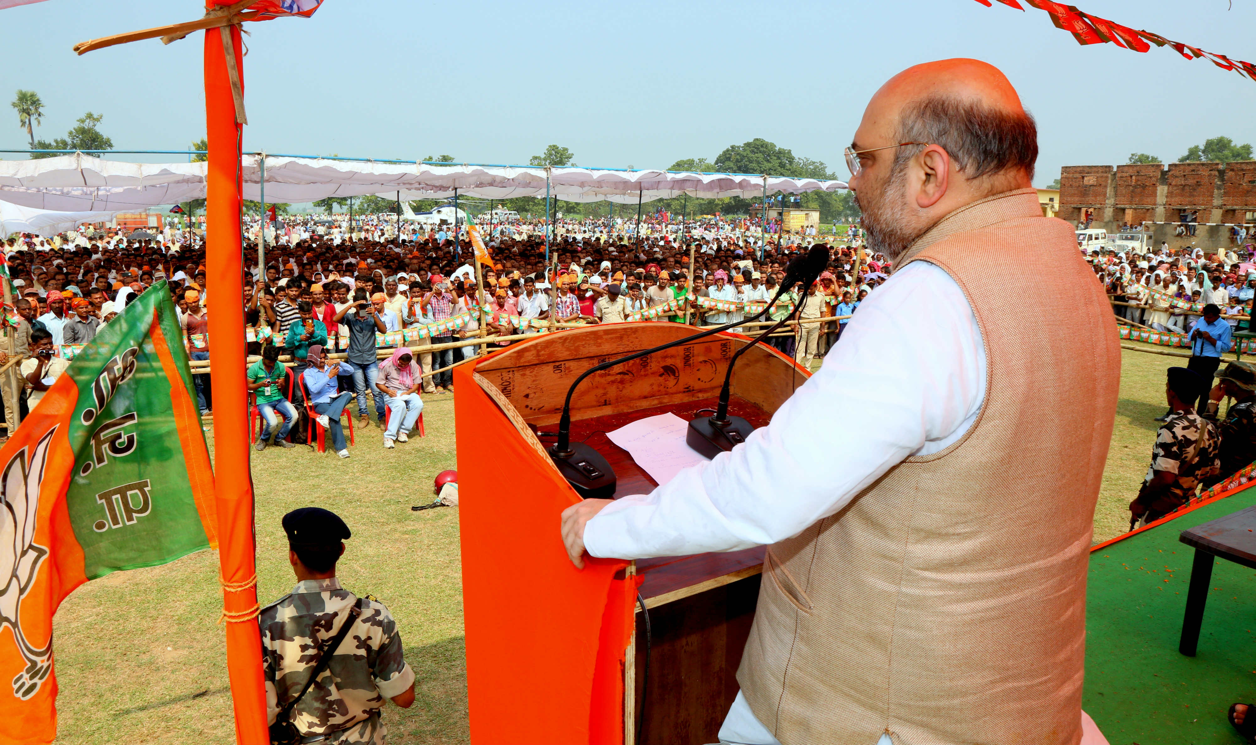 BJP National President, Shri Amit Shah addressing public rally at High School, Budhwan ka Maidan, Karakat, Rohtas (Bihar) on October 12, 2015