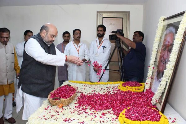 BJP National President Shri Amit Shah addressing the Shradhanjali Sabha of Late Shri Ashok Singhal ji & paying floral tribute in New Delhi on November 22, 2015