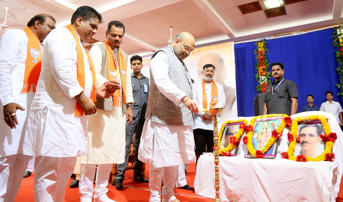 BJP National President, Shri Amit Shah addressing Tribals meeting at Shri Swaminarayan Temple, Bodeli, Chhota Udaipur Gujarat on 31 May 2017