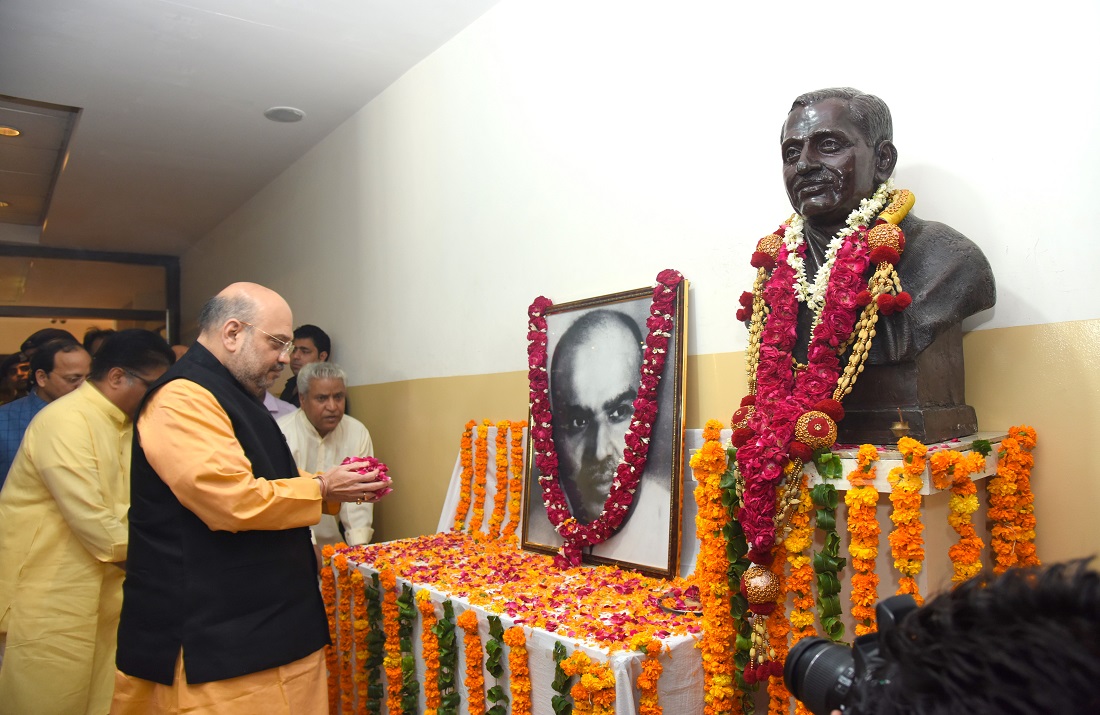 BJP National President, Shri Amit Shah and other senior BJP leaders offering floral tribute to Dr. Syama Prasad Mookerjee on his Martyrdom Day at 11, Ashok Road on 23 June 2017