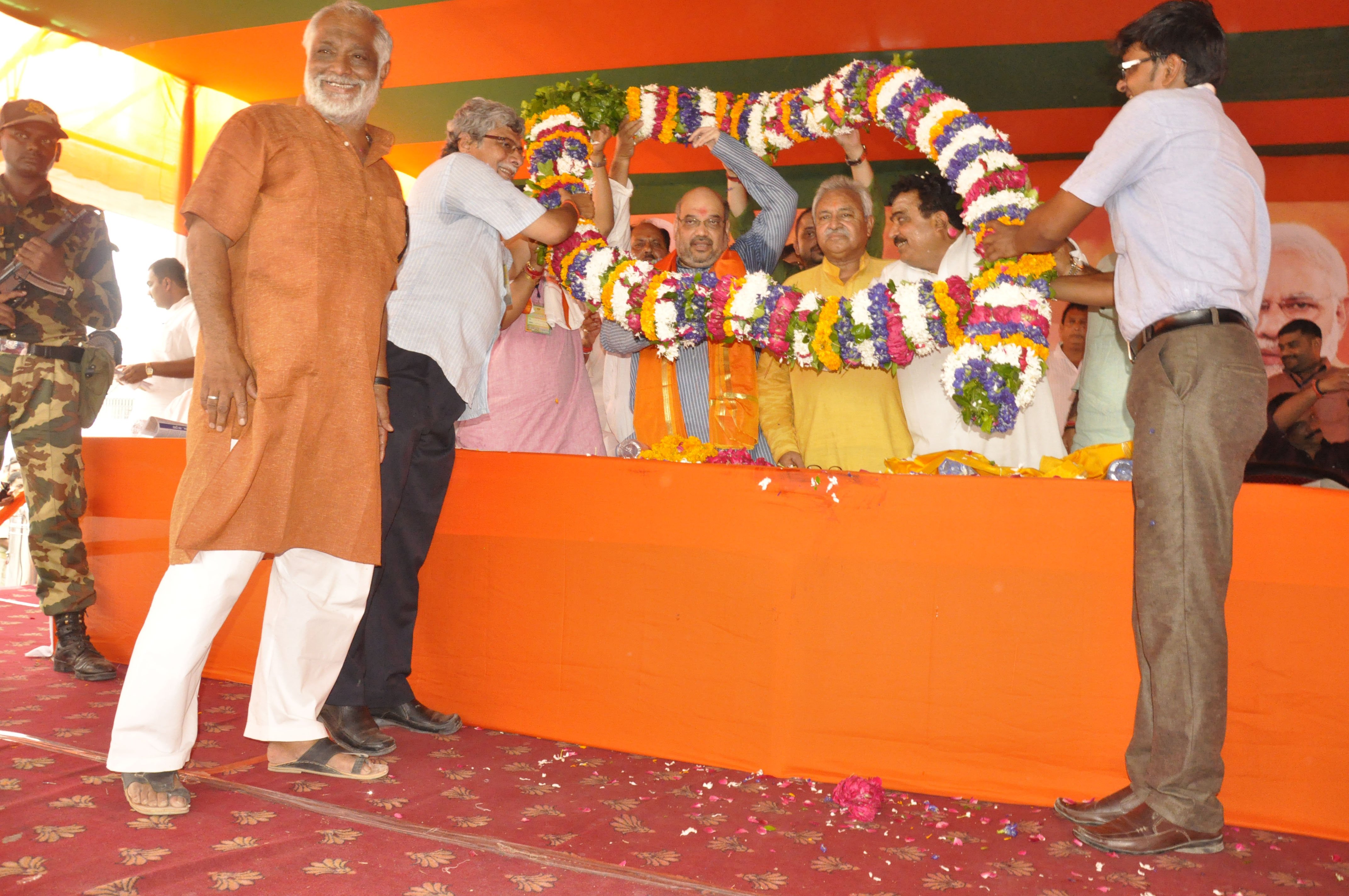 BJP National President, Shri Amit Shah being welcomed by BJP workers at Varanasi on August 20, 2014