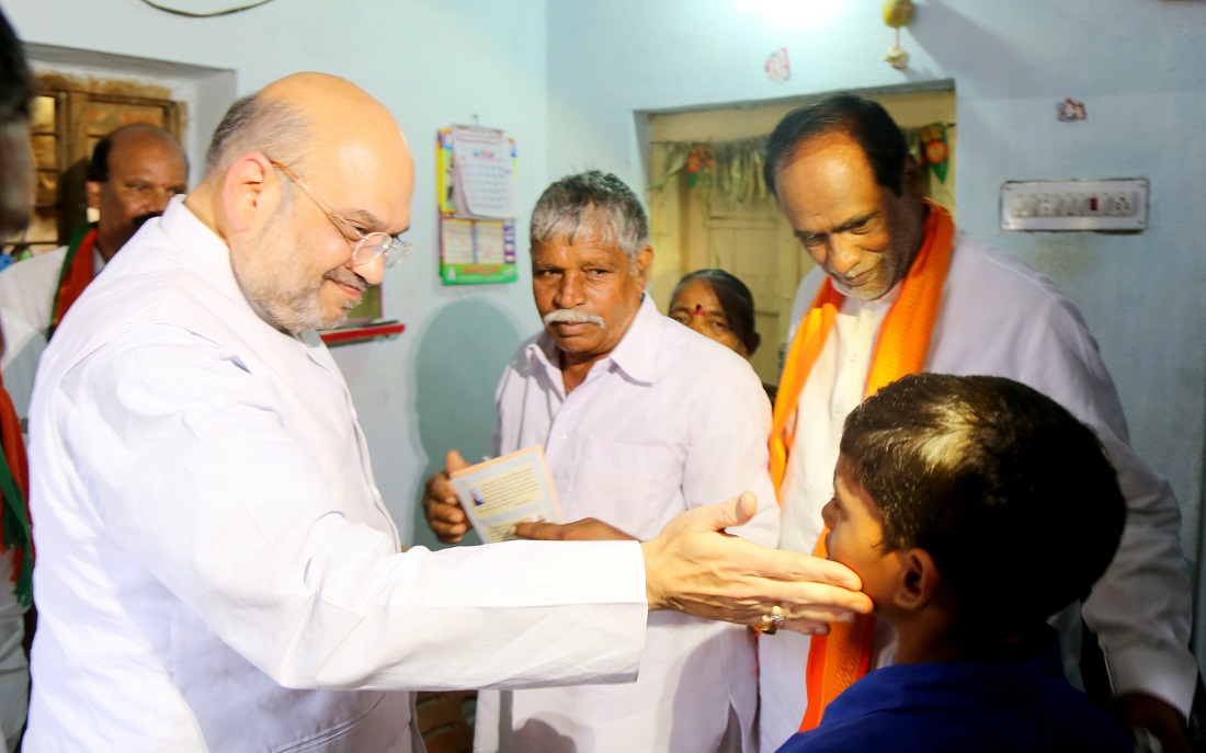 BJP National President, Shri Amit Shah door to door sampark at booth no. 152,153 &154 and having lunch in a Dalit Colony of Theratpally Village, Nalgonda Telangana on 22 May 2017