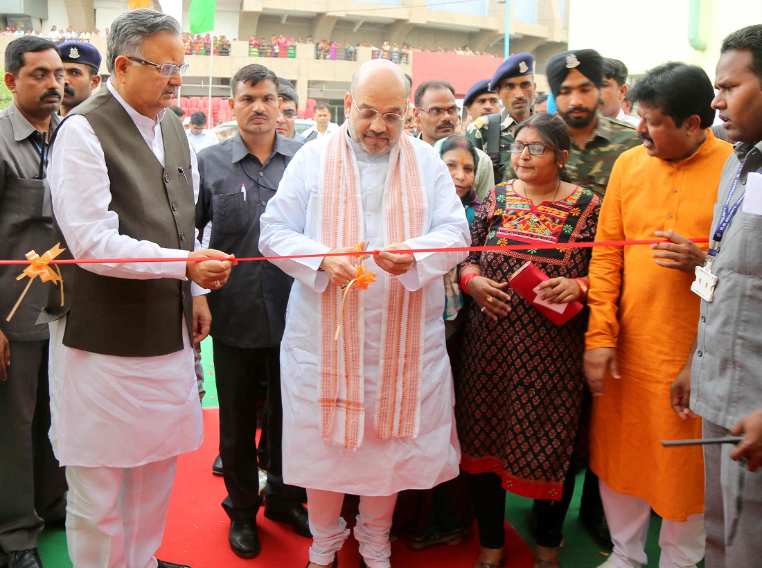 BJP National President, Shri Amit Shah felicitating women who benefited from various Central & State Govt. schemes in Raipur Chhattisgarh on 10 June 2017