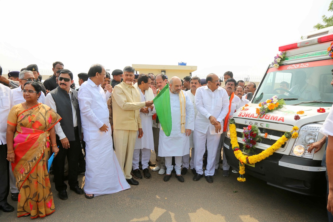 BJP National President, Shri Amit Shah flagging off Ambulances for every district of Andhra Pradesh granted by Shri Suresh Prabhu ji from his MPLADS fund at Vijayawada Airport alingwith Andhra Pradesh CM  on 25 May 2017