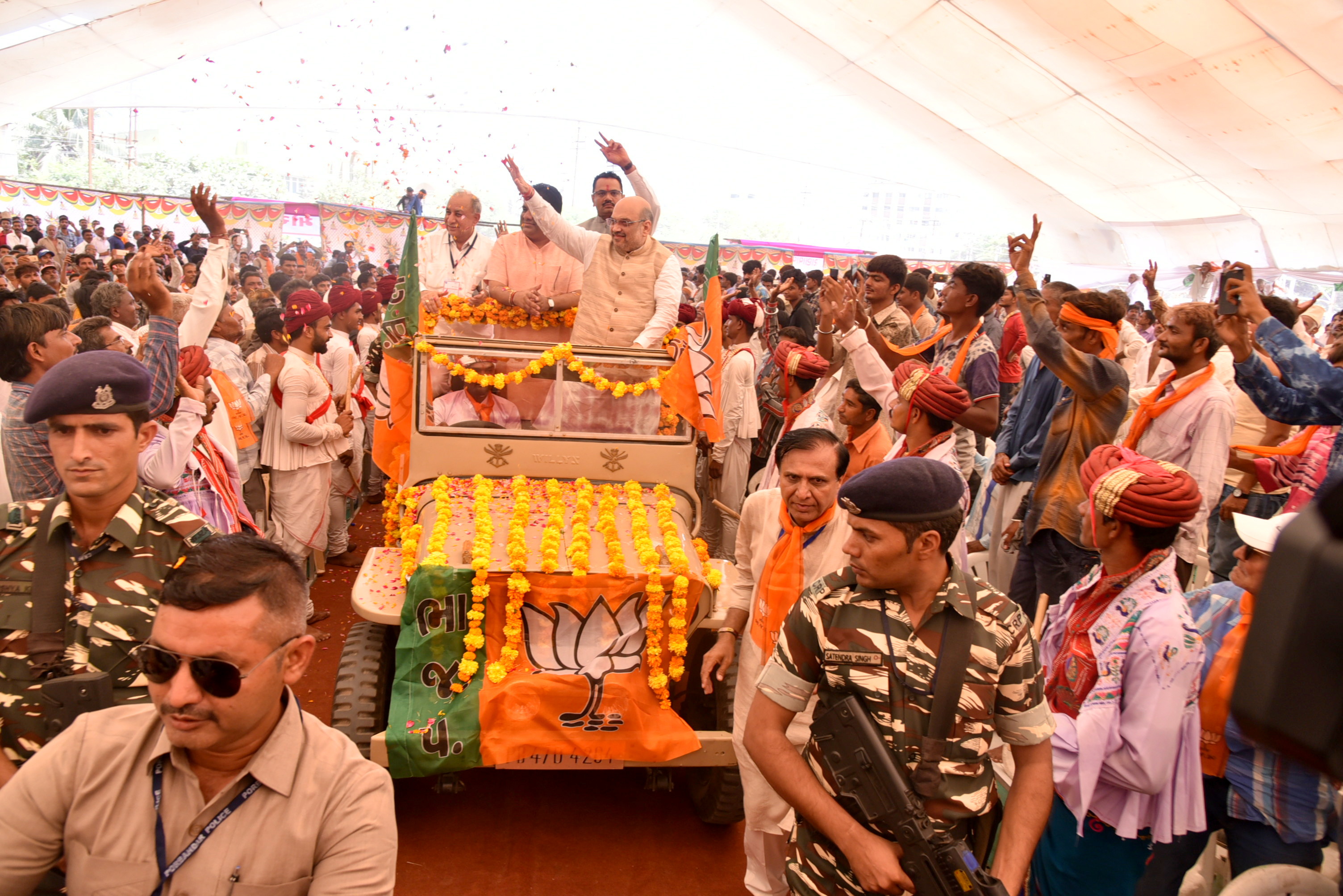  BJP National President, Shri Amit Shah flagging off the second phase of Gujarat Gaurav Yatra in Porbandar (Gujarat)