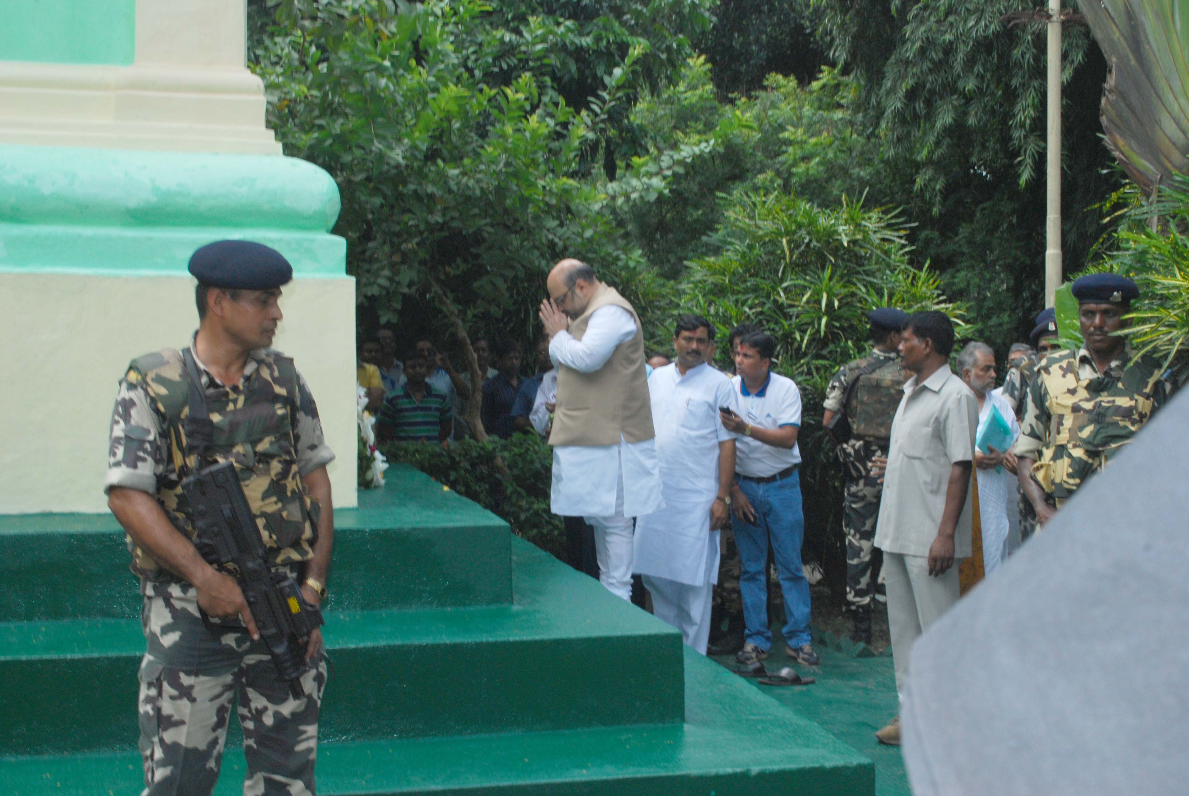 BJP National President Shri Amit Shah giving floral tribute to Shyama Prasad Mukherjee Statue at Red Road (Kolkata) on September 7, 2014