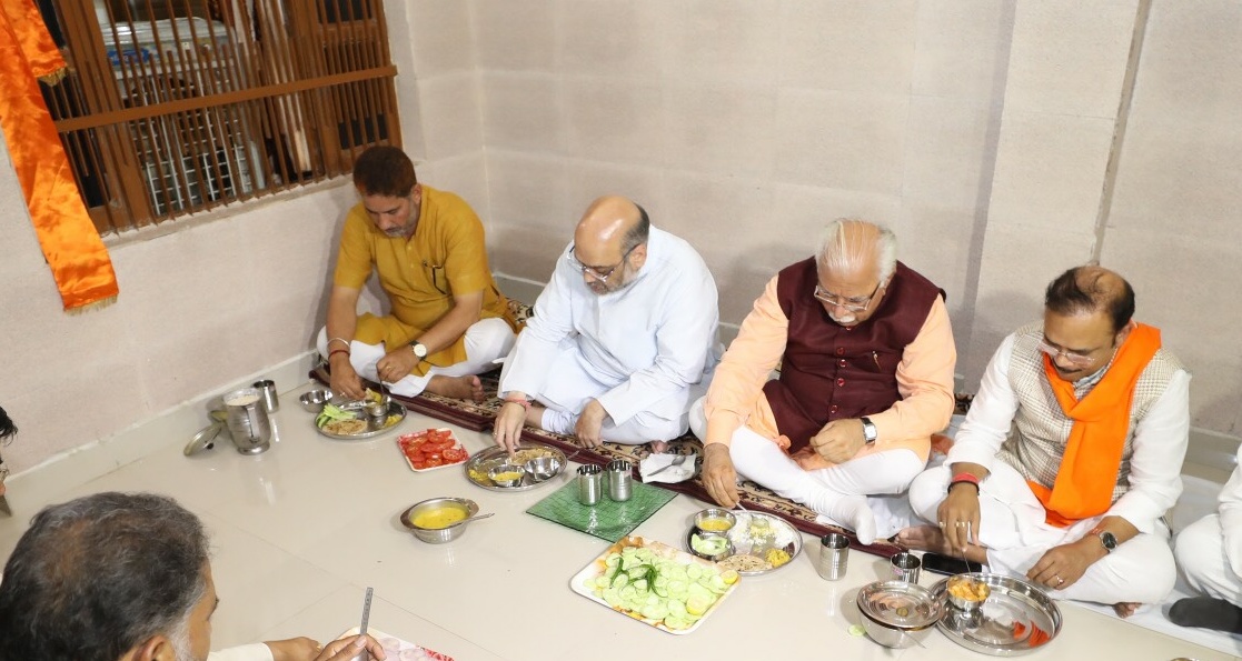 BJP National President, Shri Amit Shah having lunch at BJP Karayakarta Smt Tara Devi Chahar's residence at Rohtak(Haryana)  on 4 August 2017