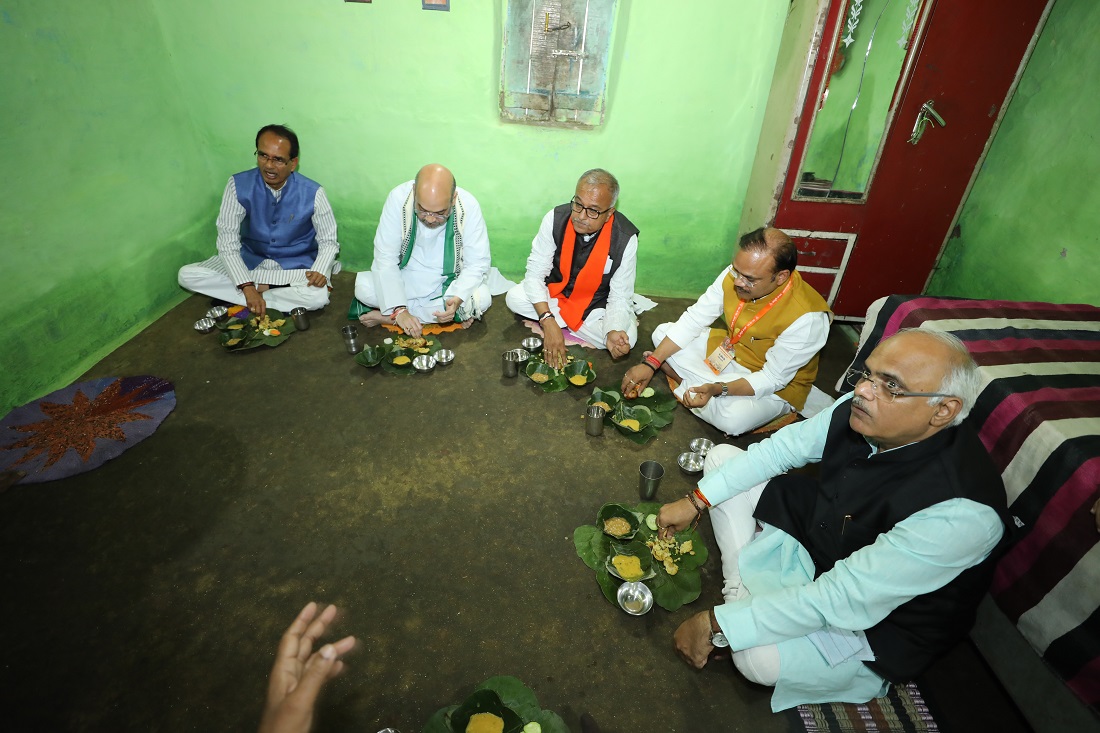 BJP National President, Shri Amit Shah having lunch at Shri Kamal Singh's residence in Sewania gaud village, Bhopal (Madhya Pradesh)