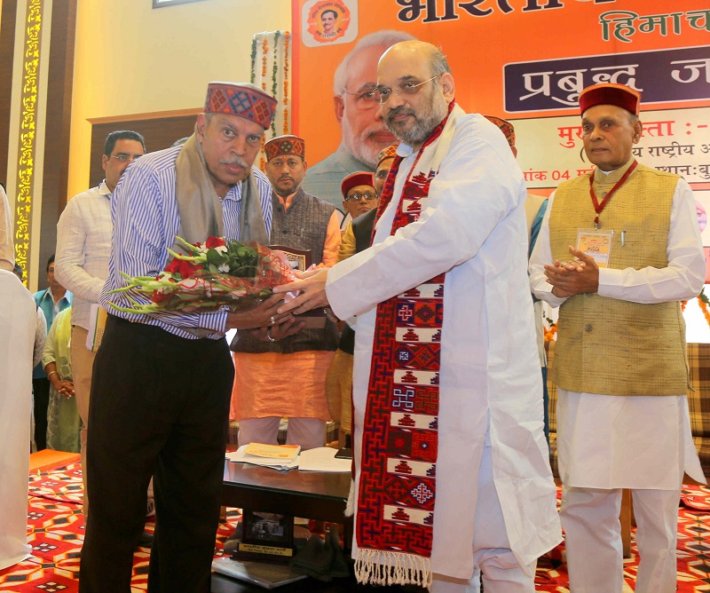 BJP National President Shri Amit Shah honouring Dr. N.K. Kalia, father of martyr of Kargil War Captain Saurabh Kalia in Palampur Himachal Pradesh on 4 May 2017