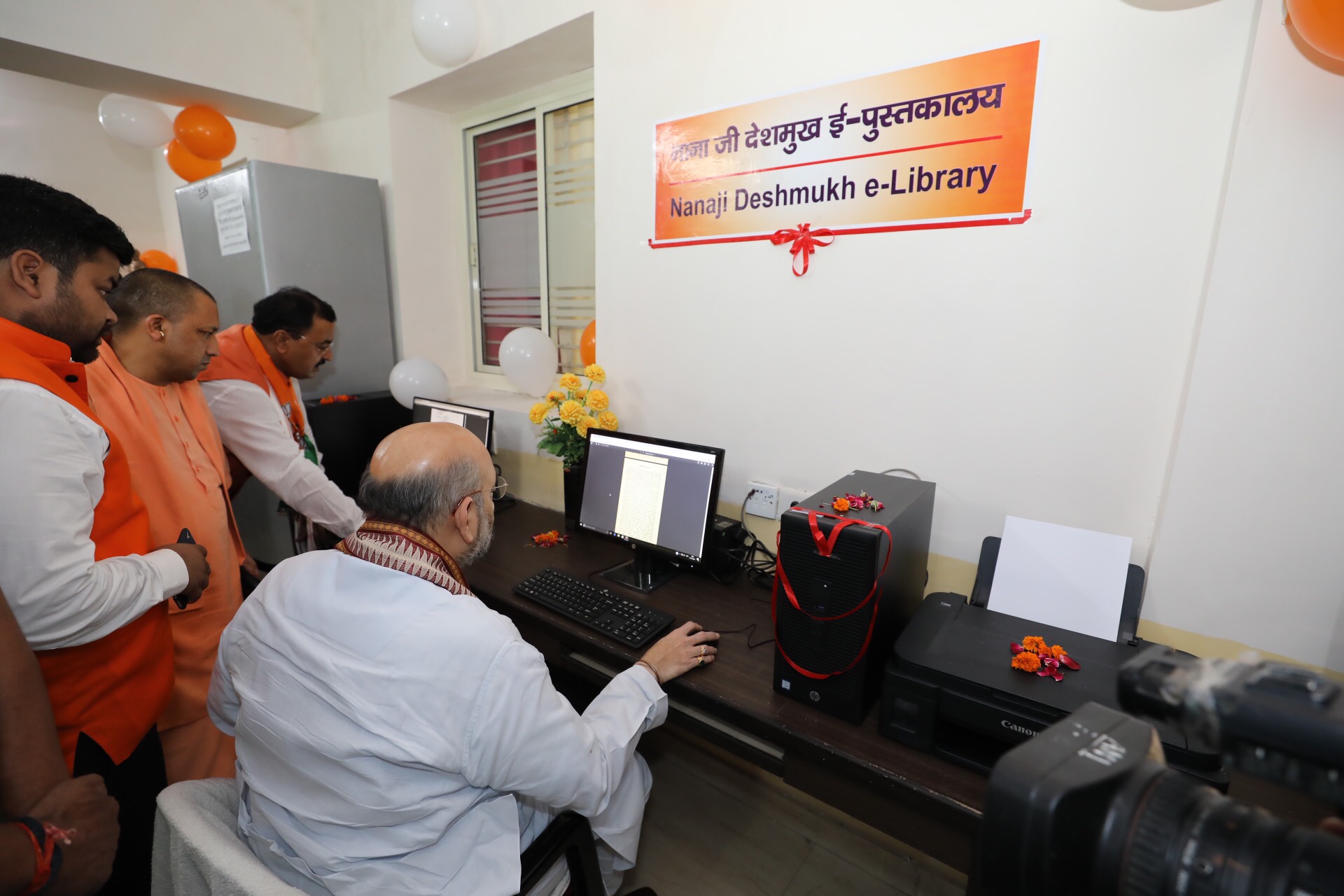 BJP National President, Shri Amit Shah inaugurating E-Library at BJP State Office, Lucknow (Uttar Pradesh) on 31 July 2017