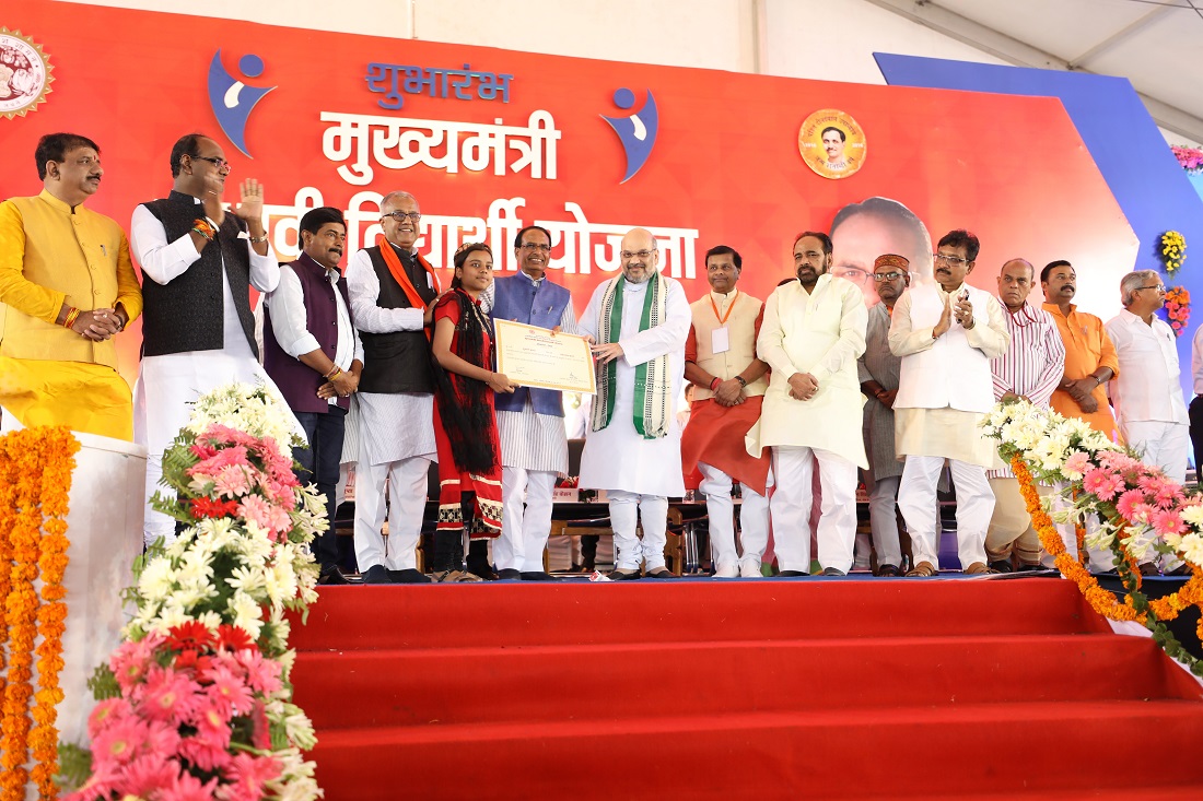 BJP National President, Shri Amit Shah inaugurating Mukhyamantri Medhavi Vidhyarthi Yojana and felicitating the meritorious students of Madhya Pradesh in Bhopal (Madhya Pradesh)