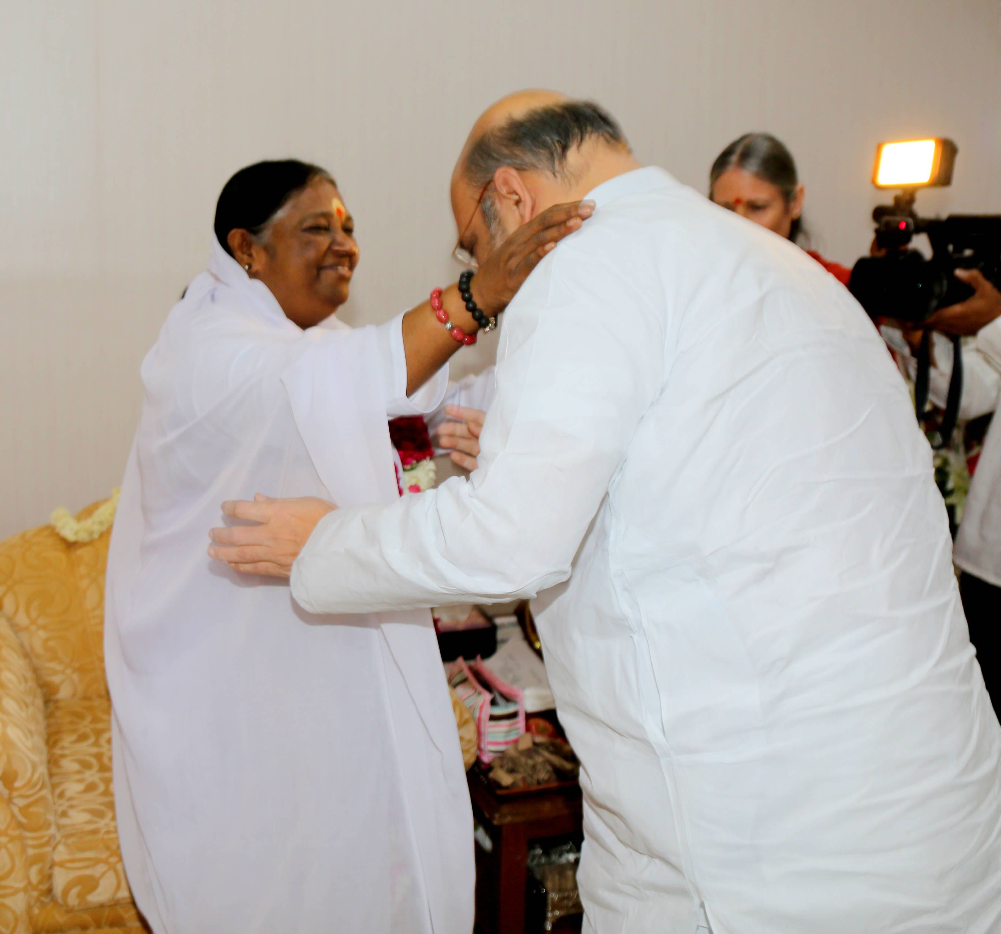 BJP National President, Shri Amit Shah meeting with Mata Amritanandamayi (Amma) at Delhi on April 03, 2016