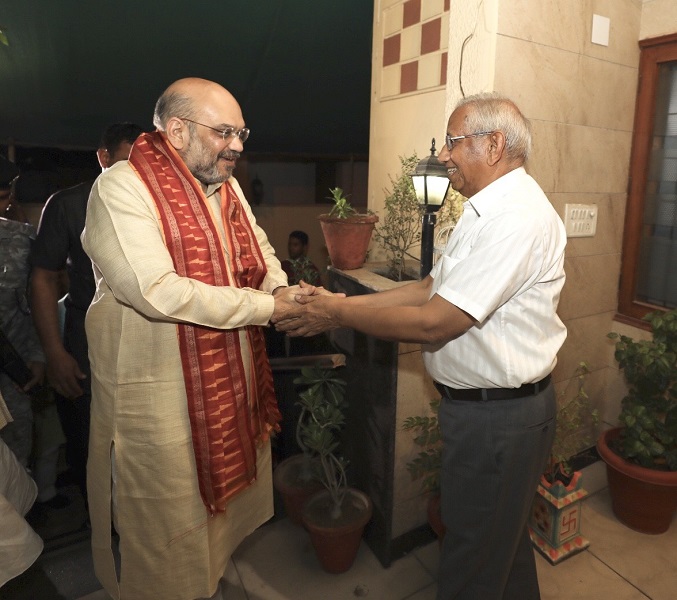 Photographs : BJP National President, Shri Amit Shah met former CJI, Hon’ble R.C. Lohati for “Sampark for Samarthan” campaign at his residence in Noida