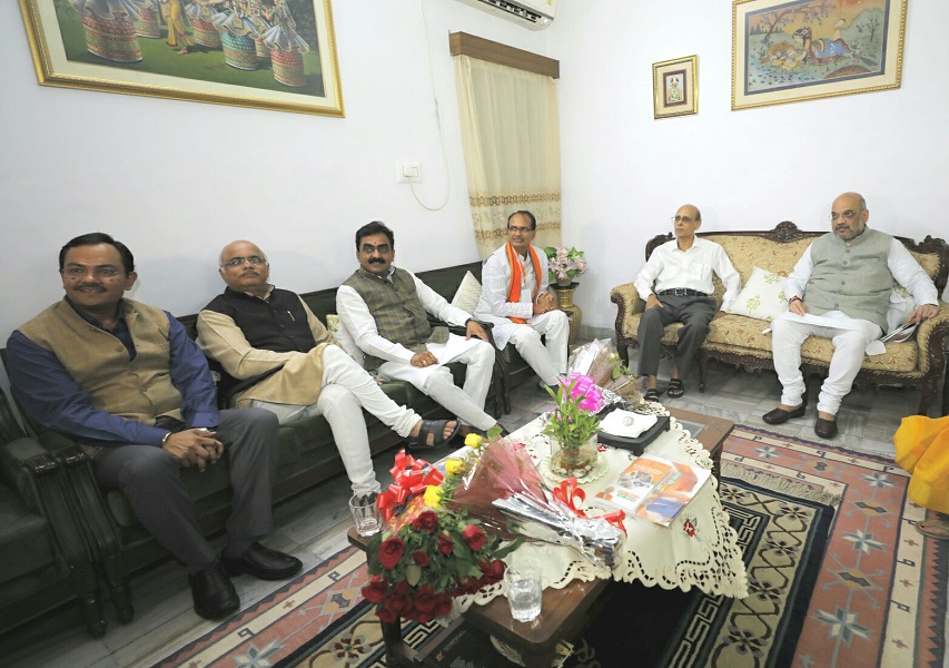 Photographs : BJP National President Shri Amit Shah met retired Justice Shri P.P. Naolekar as a part of Sampark for Samarthan campaign at his residence in Jabalpur (Madhya Pradesh)