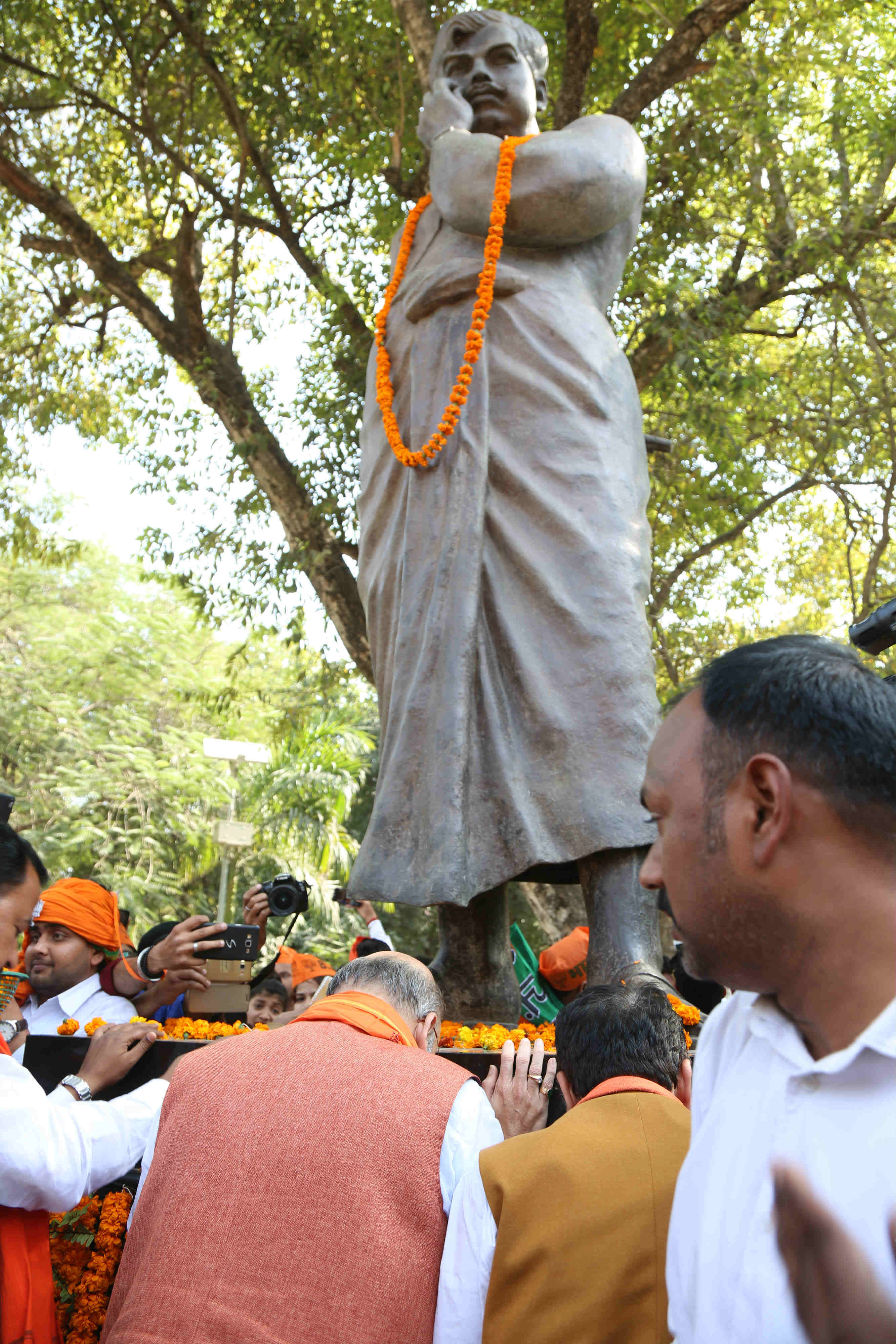 BJP National President, Shri Amit Shah paying floral tribute to Chandra Shekhar Azad at Chandra Shekhar Azad Park, Allahabad (Uttar Pradesh) on February 21, 2017