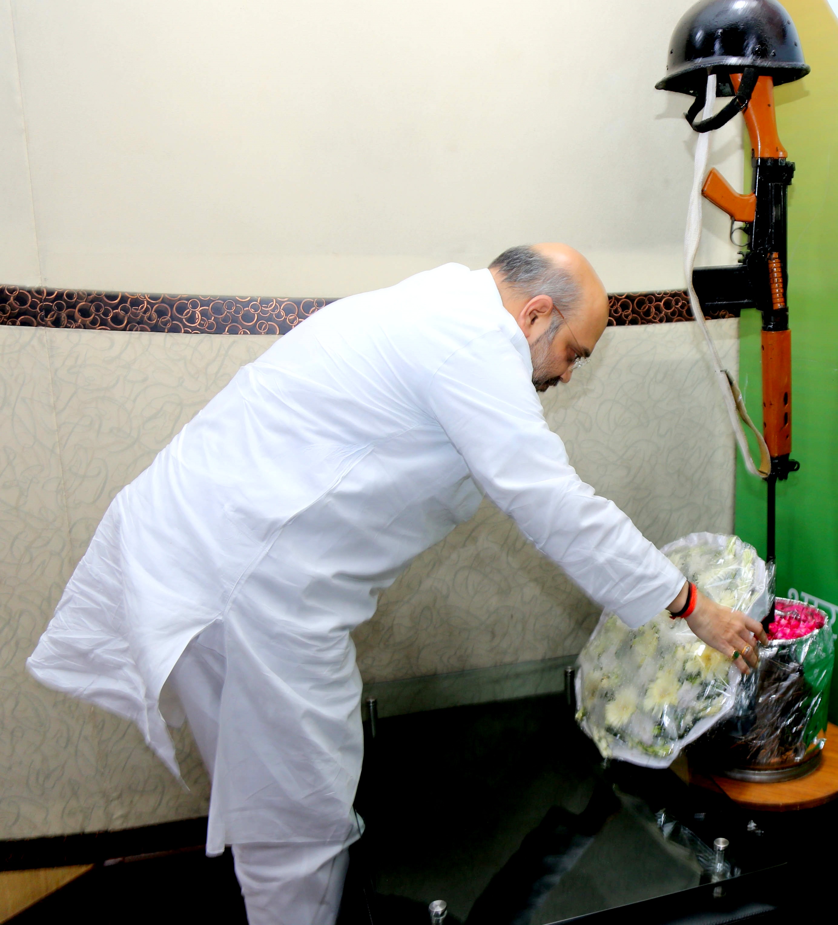 BJP National President Shri Amit Shah paying floral tribute to Indian soldiers on "Kargil Vijay Diwas at 11, Ashoka Road on July 26, 2016