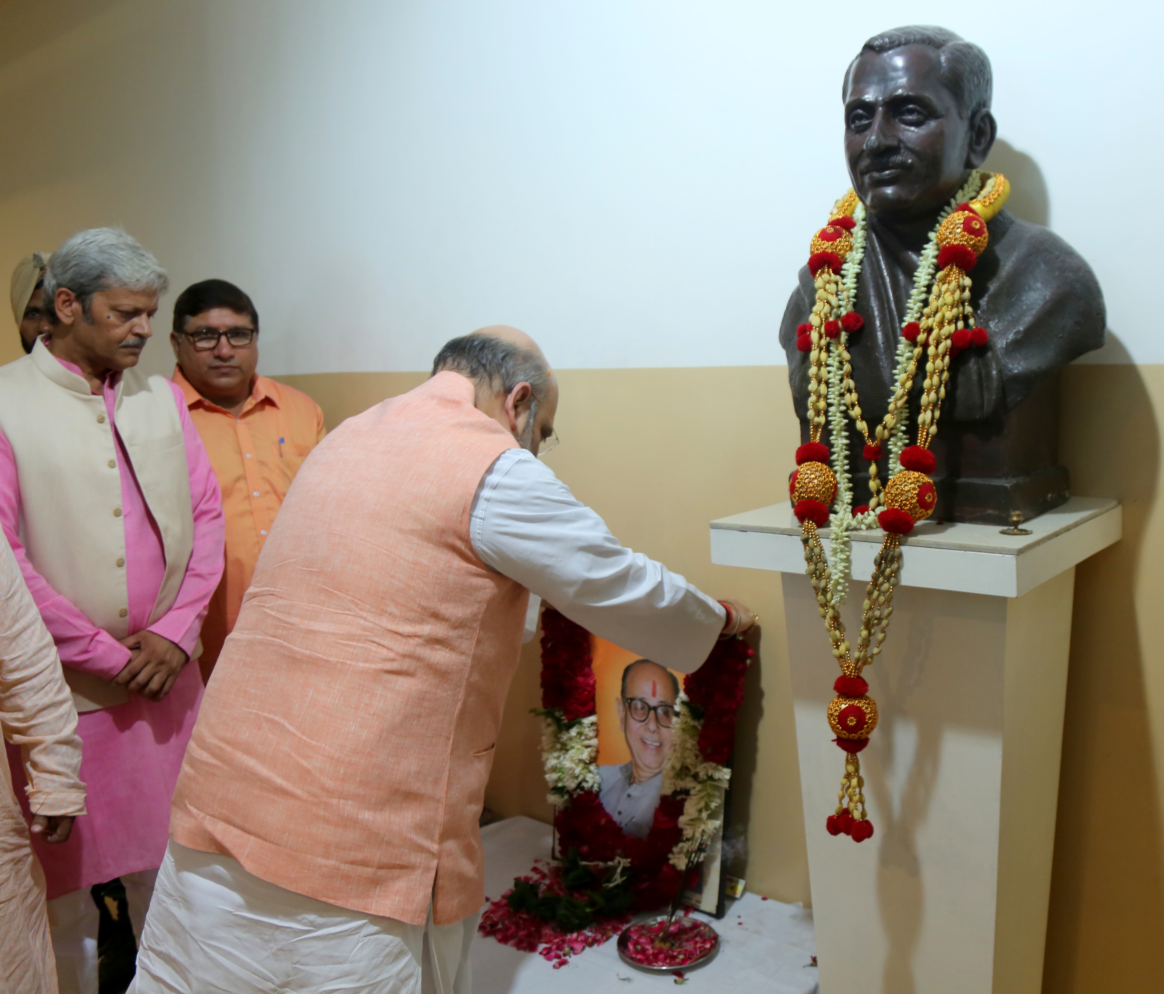 BJP National President, Shri Amit Shah paying floral tribute to Late Kushabhau Thakre on his birth anniversary at 11, Ashoka Road on August 15, 2016