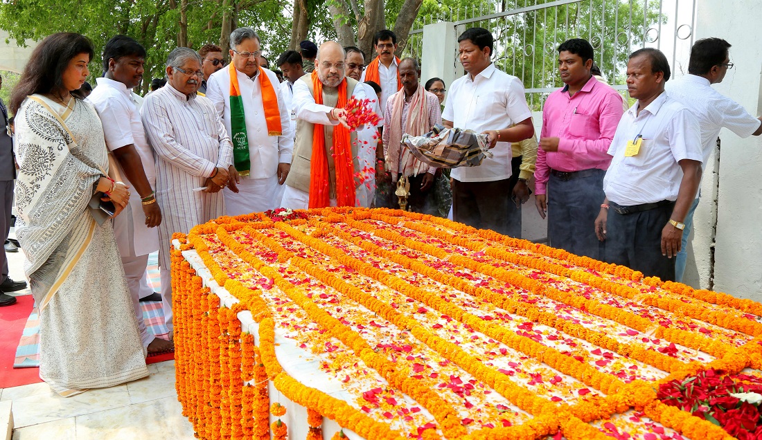 BJP National President, Shri Amit Shah paying floral tribute to Shaheed Veer Narayan Singh ji's statue in Sonakhan Chhattisgarh on 10 June 2017