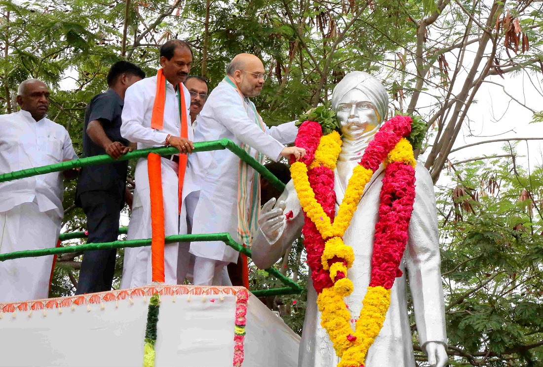 BJP National President, Shri Amit Shah paying floral tributes to Mahakavi Subramania Bharathi's statue in Puducherry on 26 June 2017