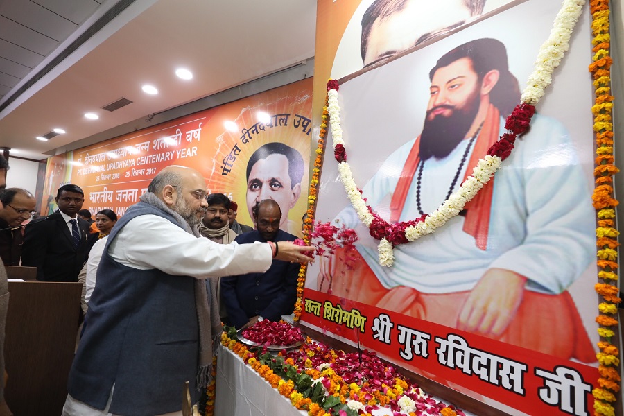 BJP National President, Shri Amit Shah paying floral tributes to Sant Ravidas ji at 11, Ashok Road, New Delhi. 30.1.2018